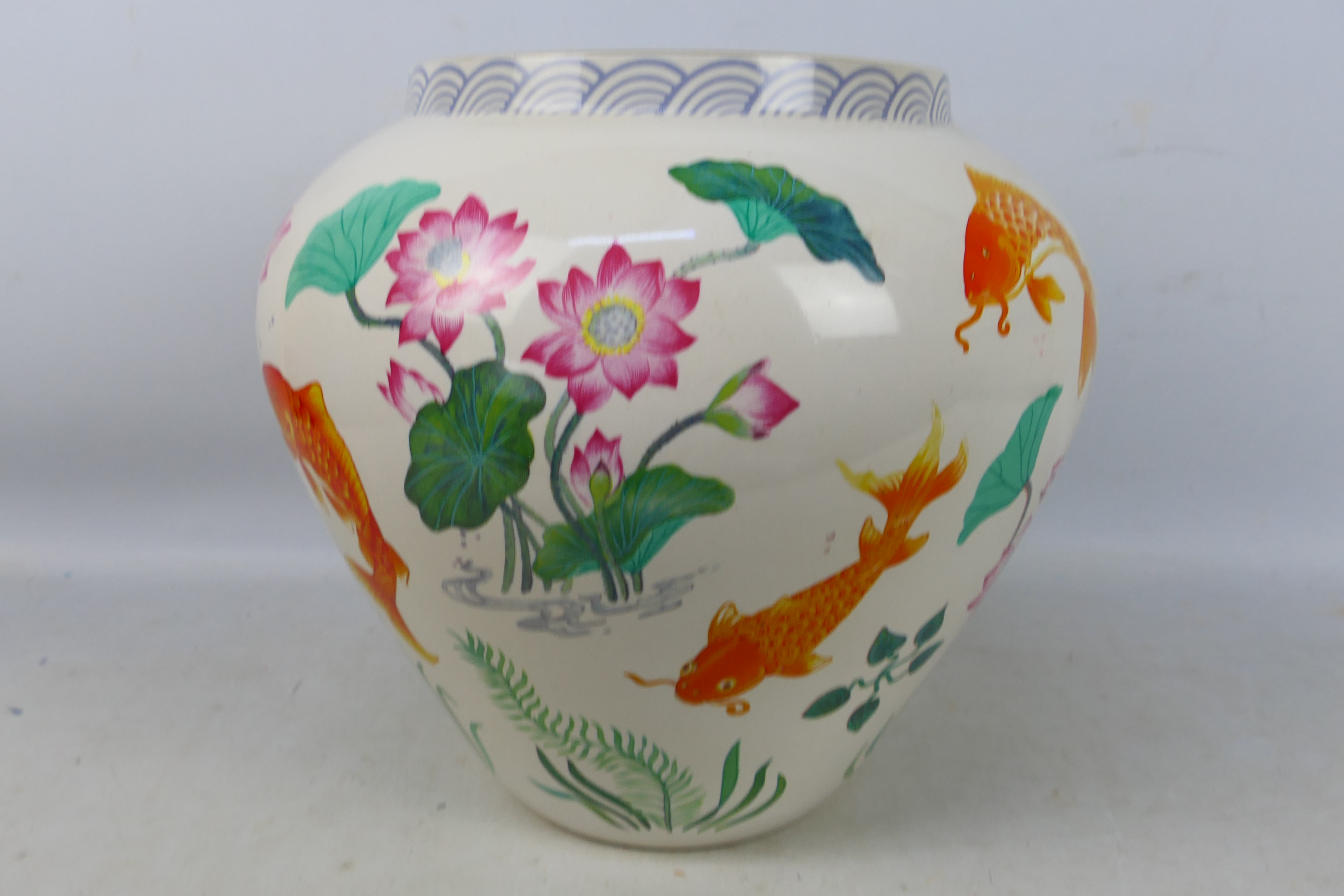 A large vase by Franklin Mint entitled The Vase of The Golden Carp by Zhe Zhou Jiang, - Image 4 of 6