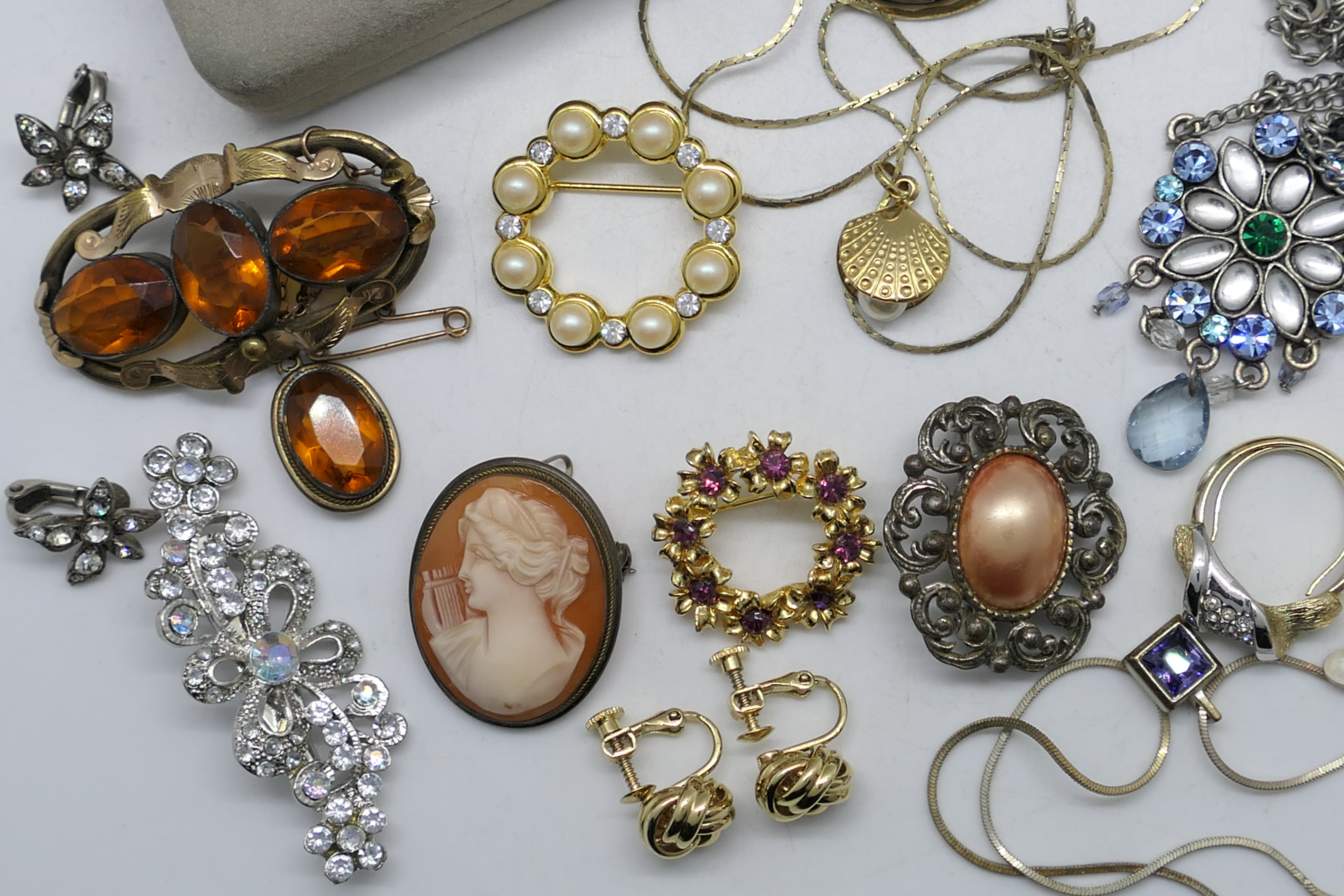 A collection of costume jewellery to include earrings, brooches, rings, - Image 5 of 6