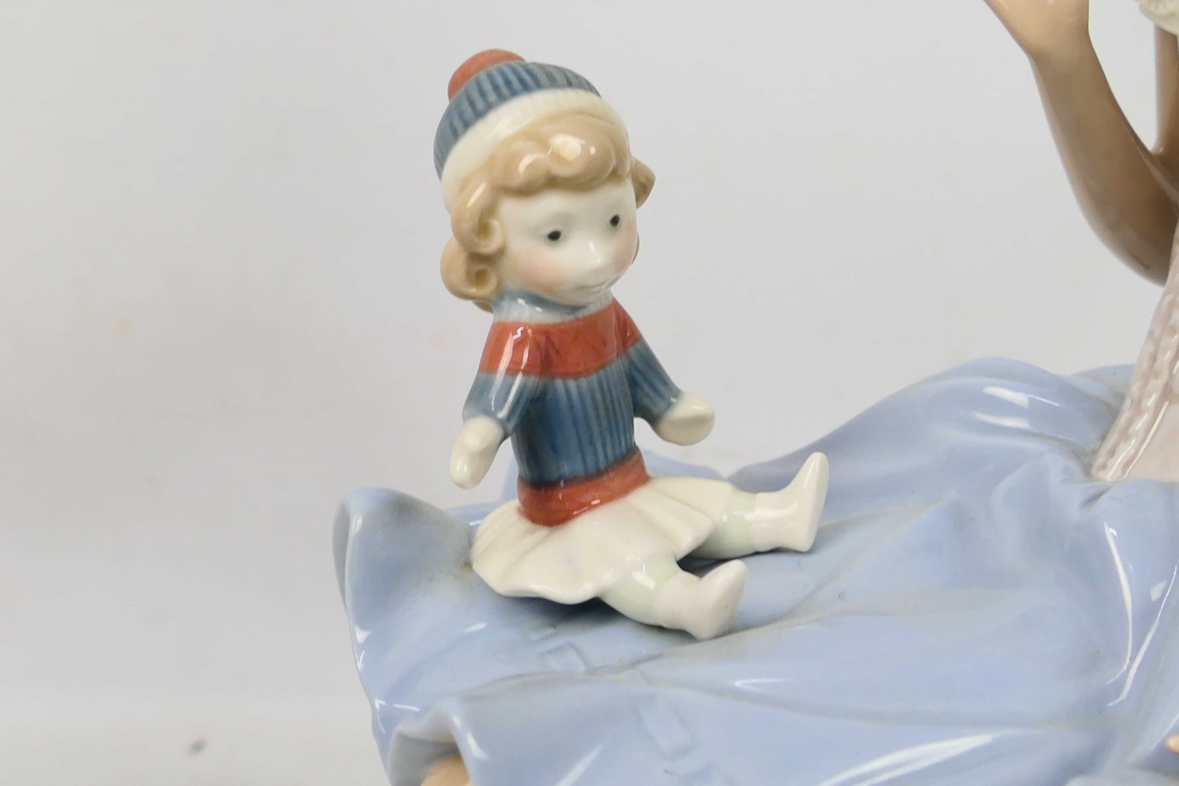 Lladro - A figural group entitled Suzy And Her Doll # 1378, approximately 28 cm (h). - Image 4 of 5