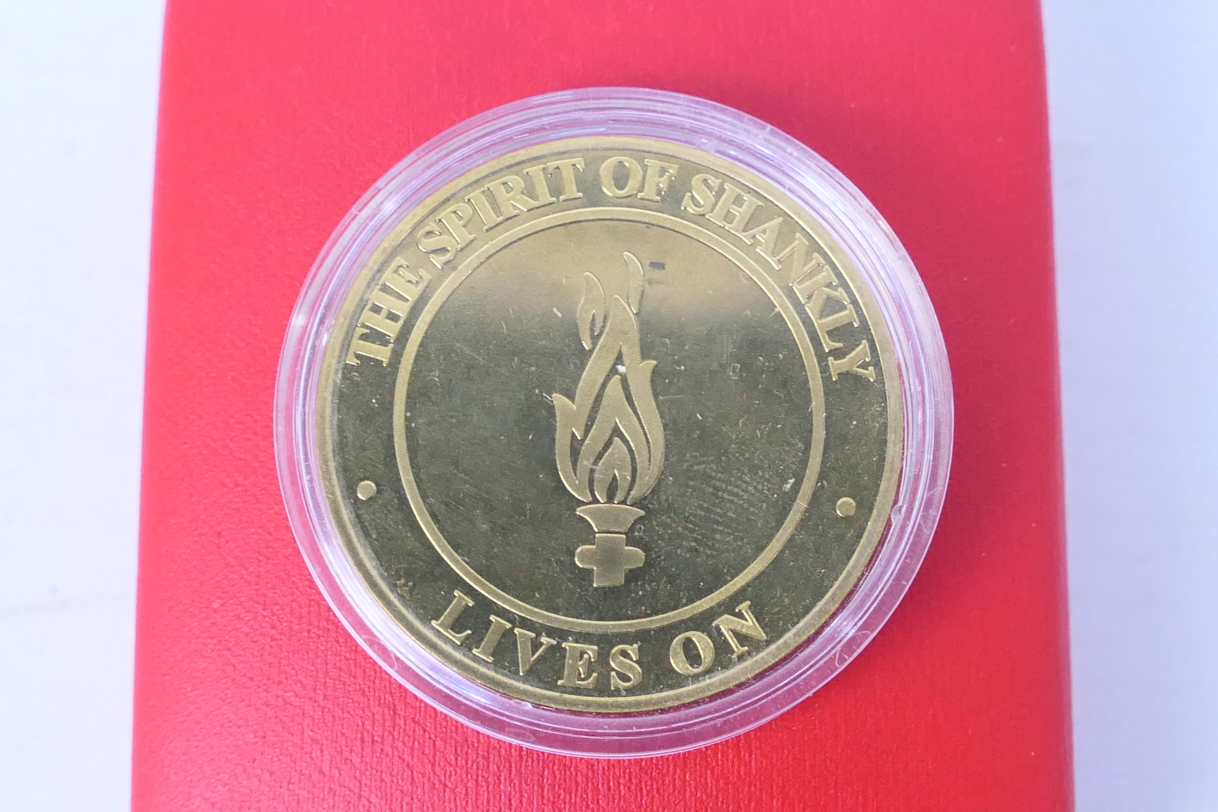 Mixed collectables to include Liverpool Football Club commemorative medals / medallions, - Image 6 of 8