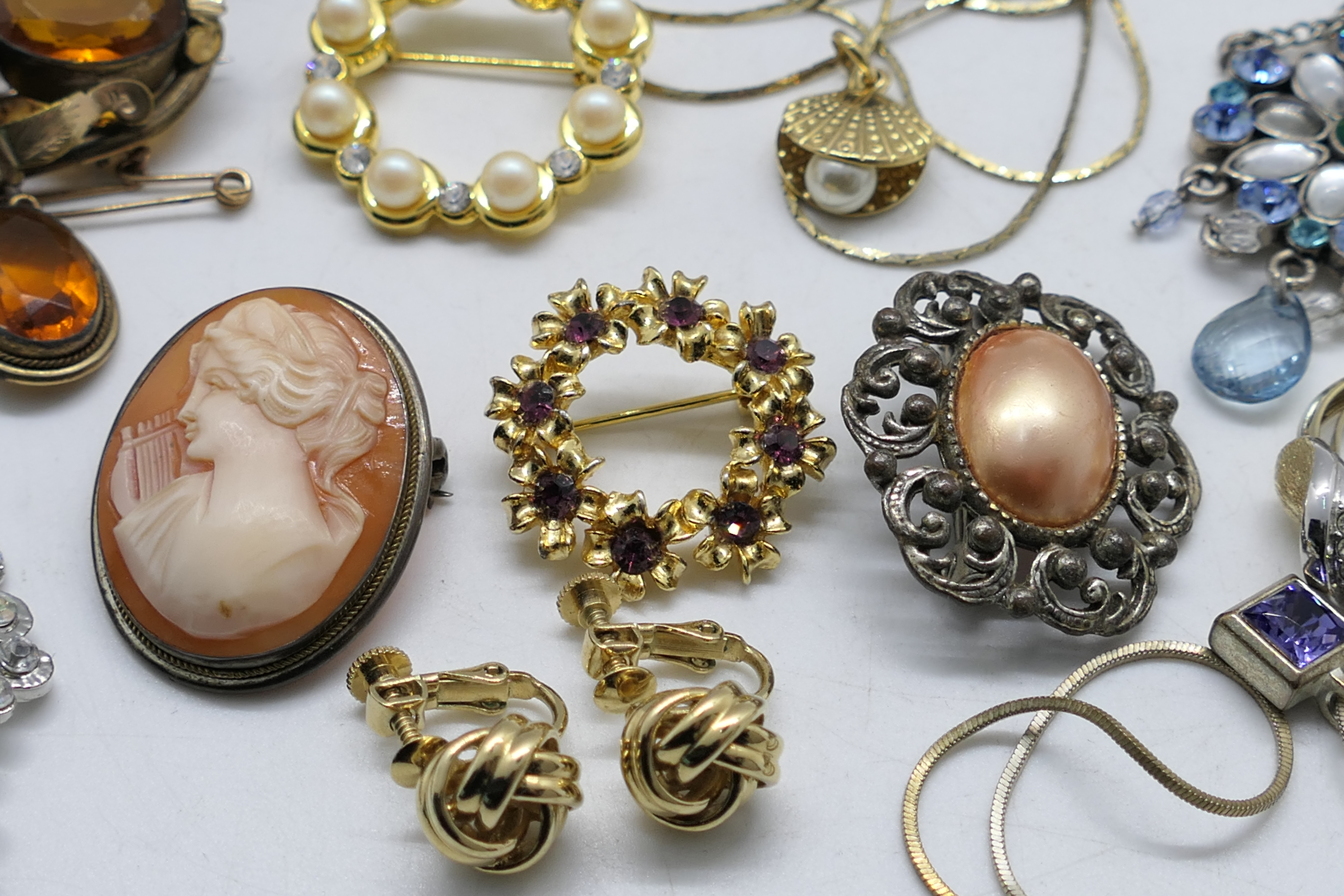 A collection of costume jewellery to include earrings, brooches, rings, - Image 6 of 6