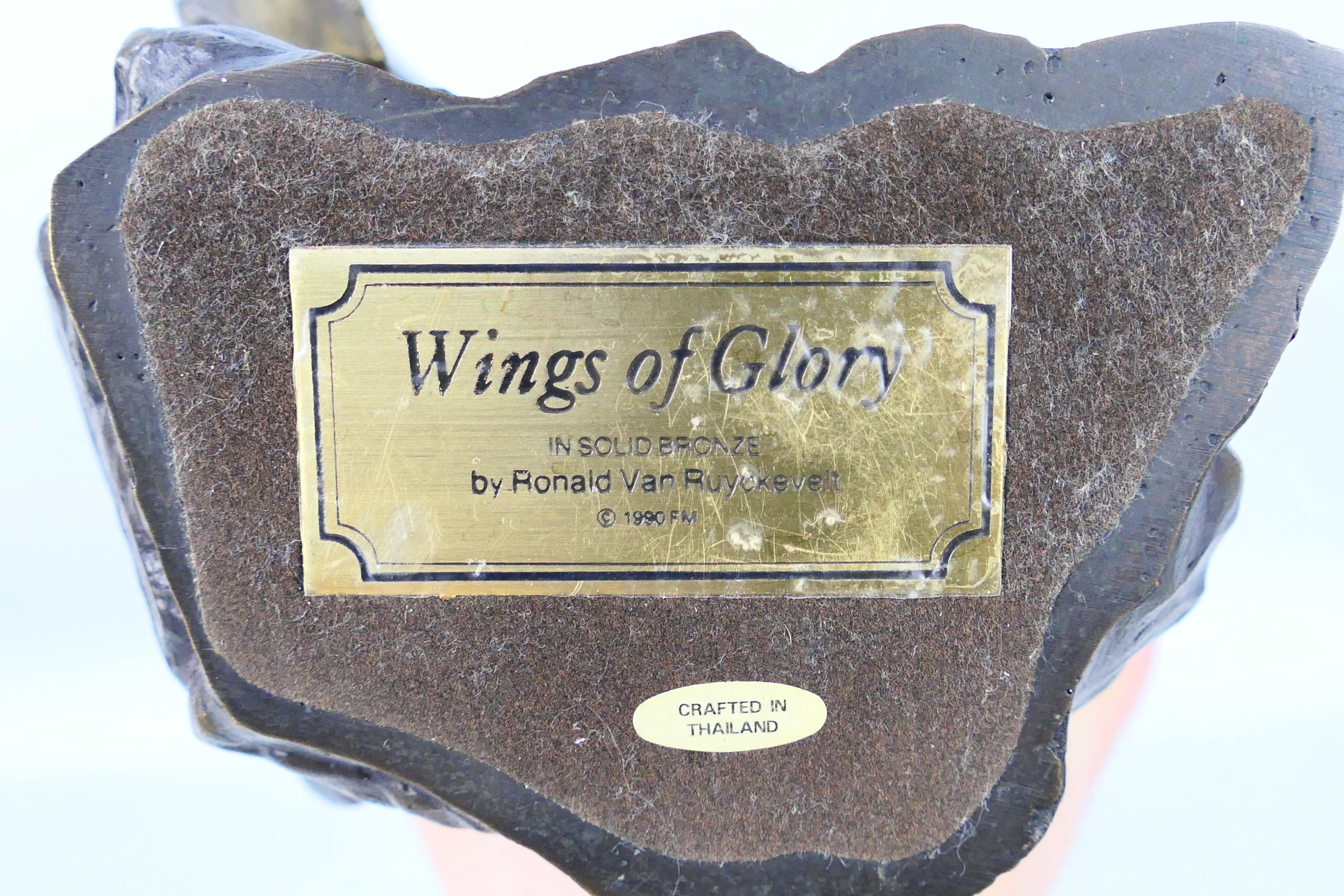 Franklin Mint - Wings of Glory - A bronze bald eagle statue by Ronald Van Ruyckevelt - Bronze - Image 5 of 5