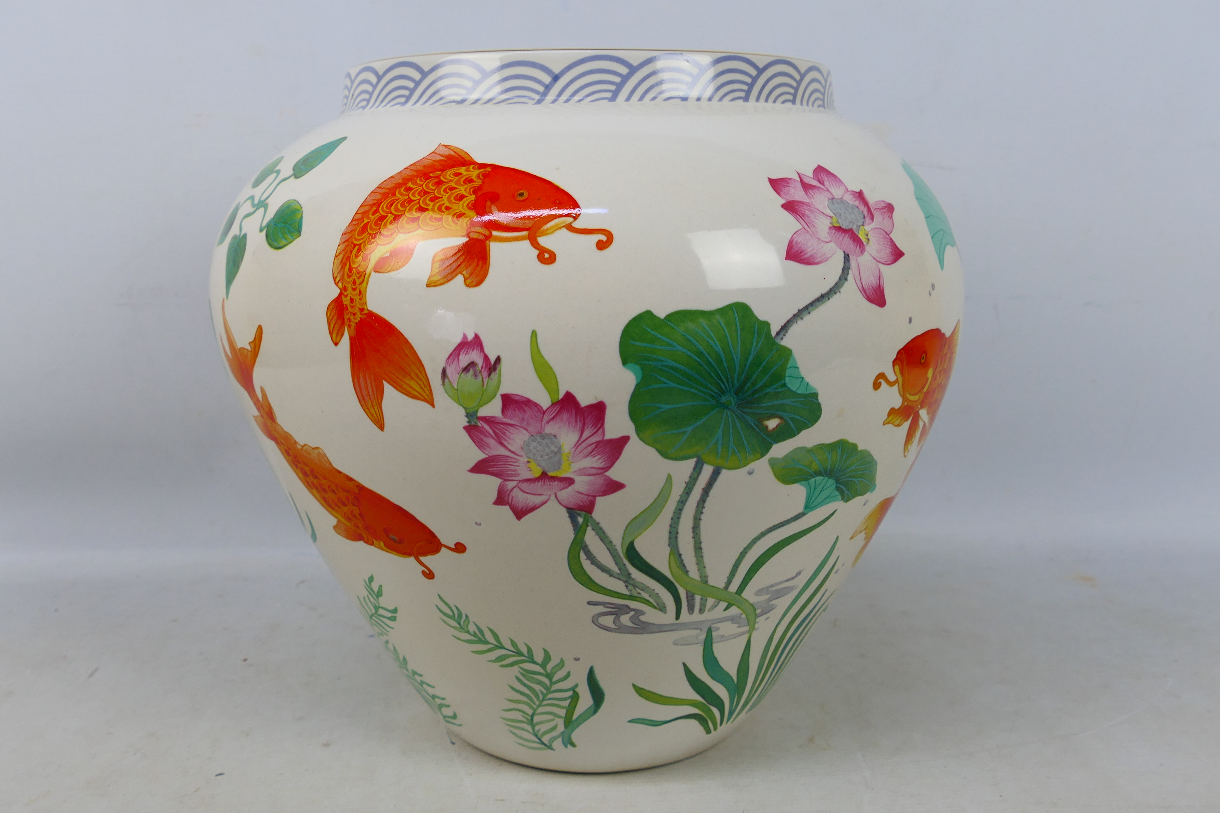 A large vase by Franklin Mint entitled The Vase of The Golden Carp by Zhe Zhou Jiang, - Image 2 of 6