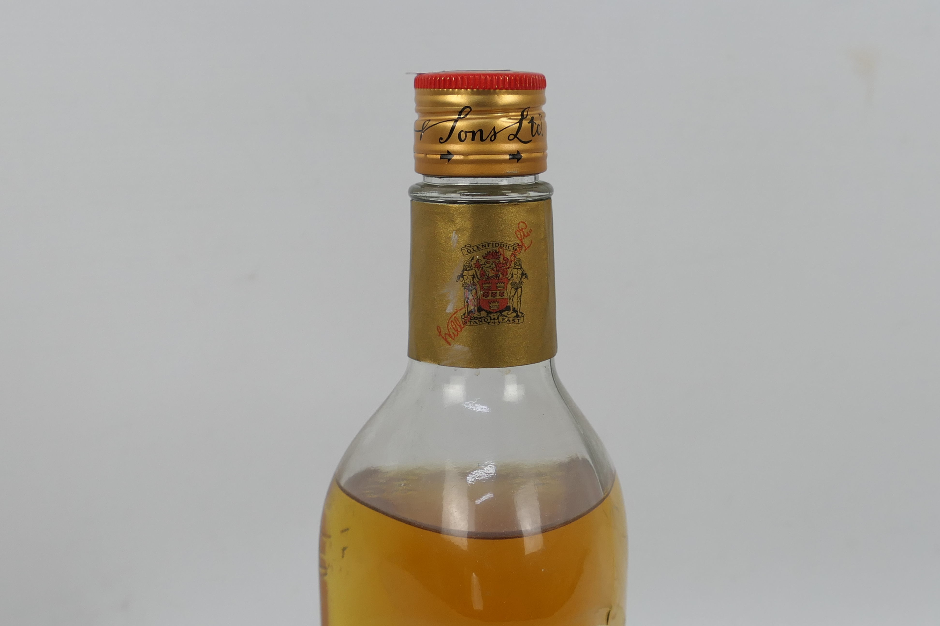 A 26⅔ fl oz bottle of Grants Stand Fast, 70° proof, level lower shoulder, likely a 1970's bottling. - Image 2 of 4