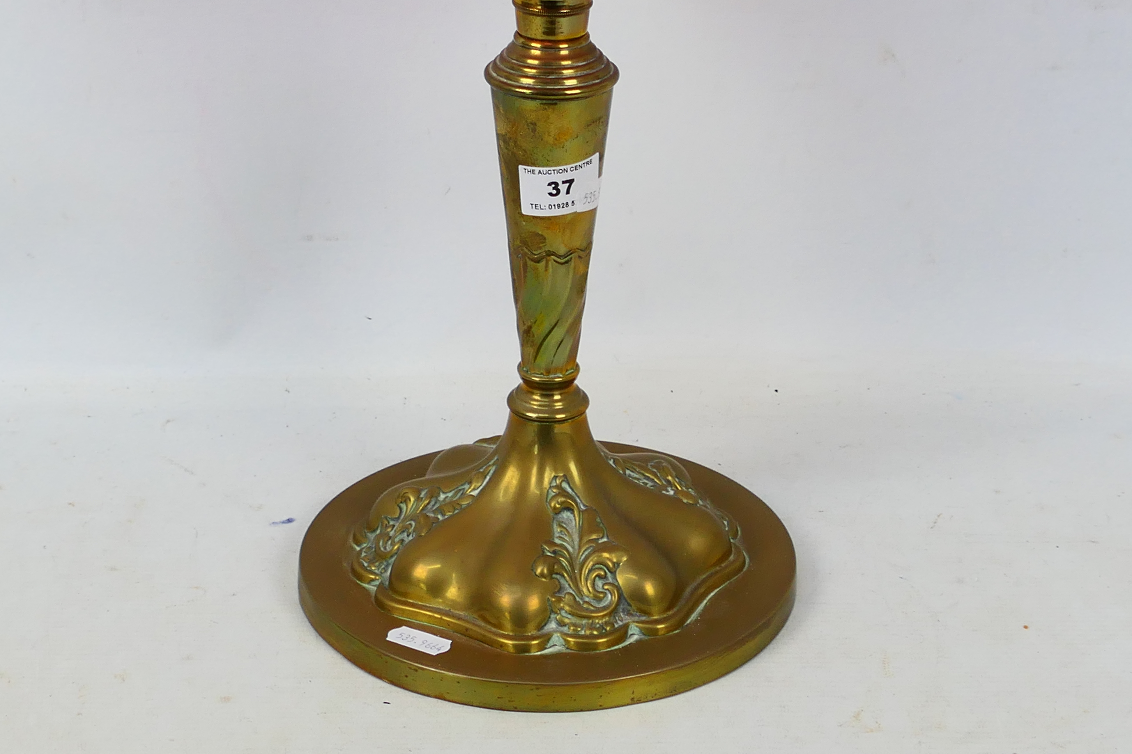 A brass oil lamp with cranberry glass font (font approximately 19 cm diameter) and cranberry tinted - Image 4 of 4