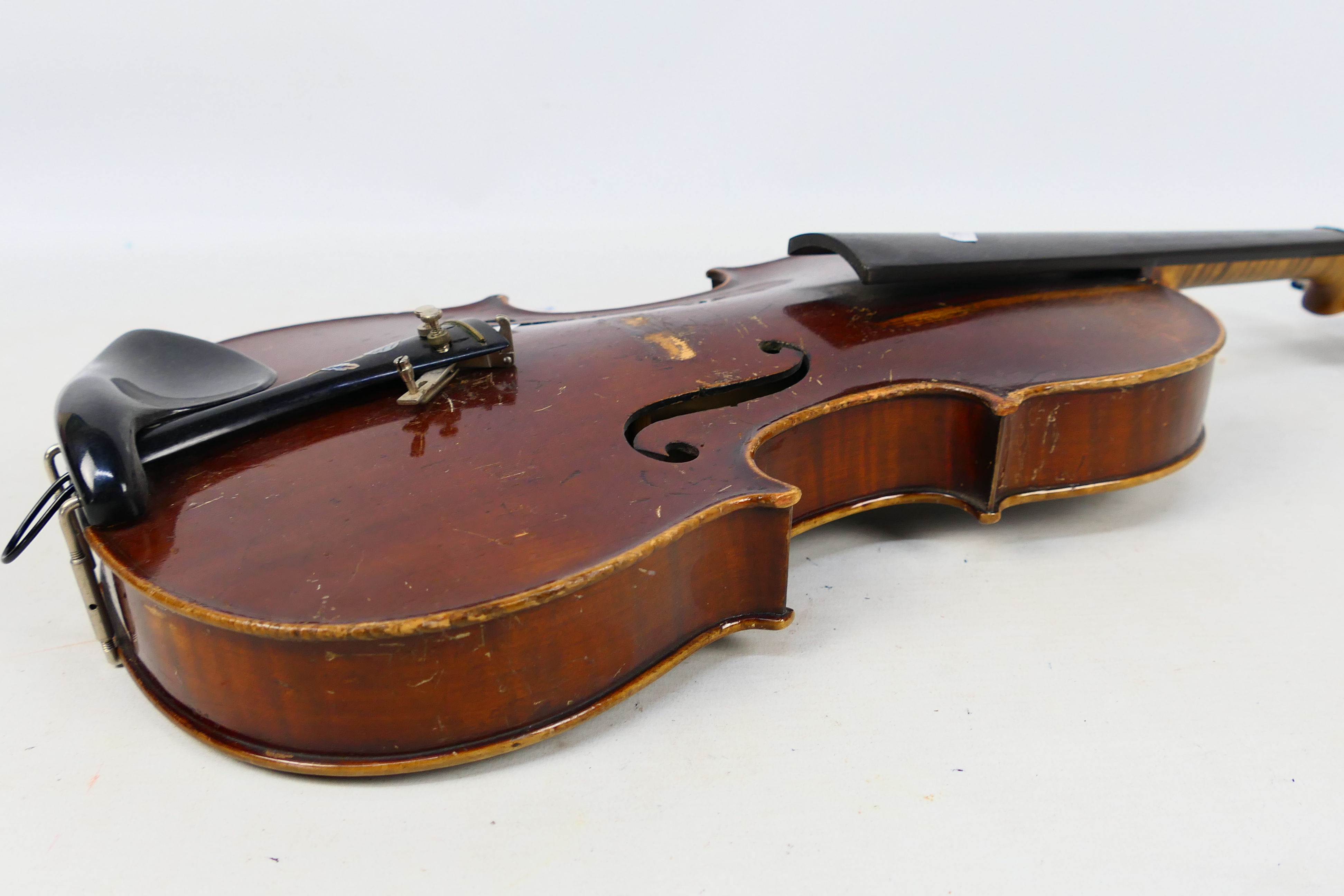 Violin, no label to the interior, 60 cm (l). - Image 4 of 11