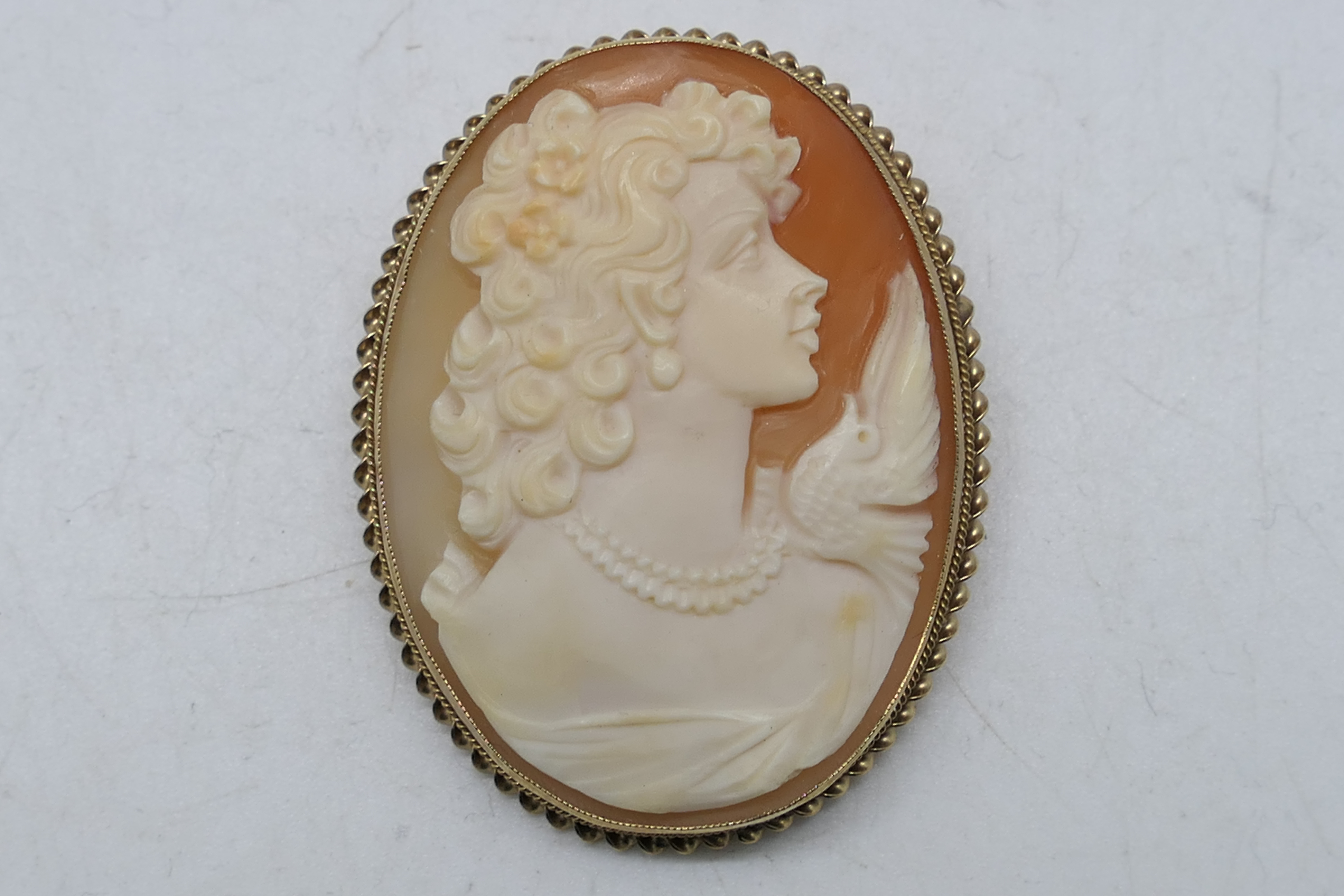 A 9ct gold mounted cameo brooch, 4.3 cm x 3.3 cm, approximately 8. - Image 2 of 6