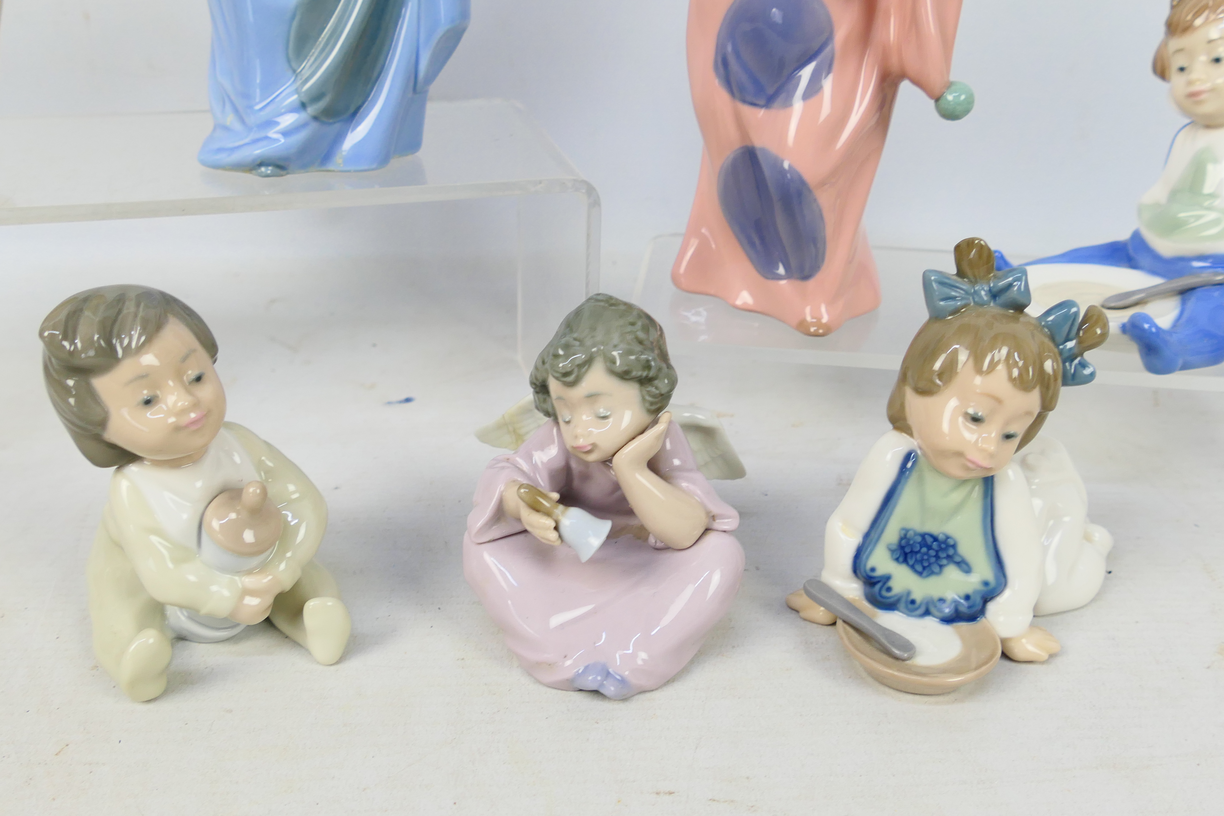 Nao - Three child clown figures, largest approximately 20 cm (h) and four others. - Image 4 of 6