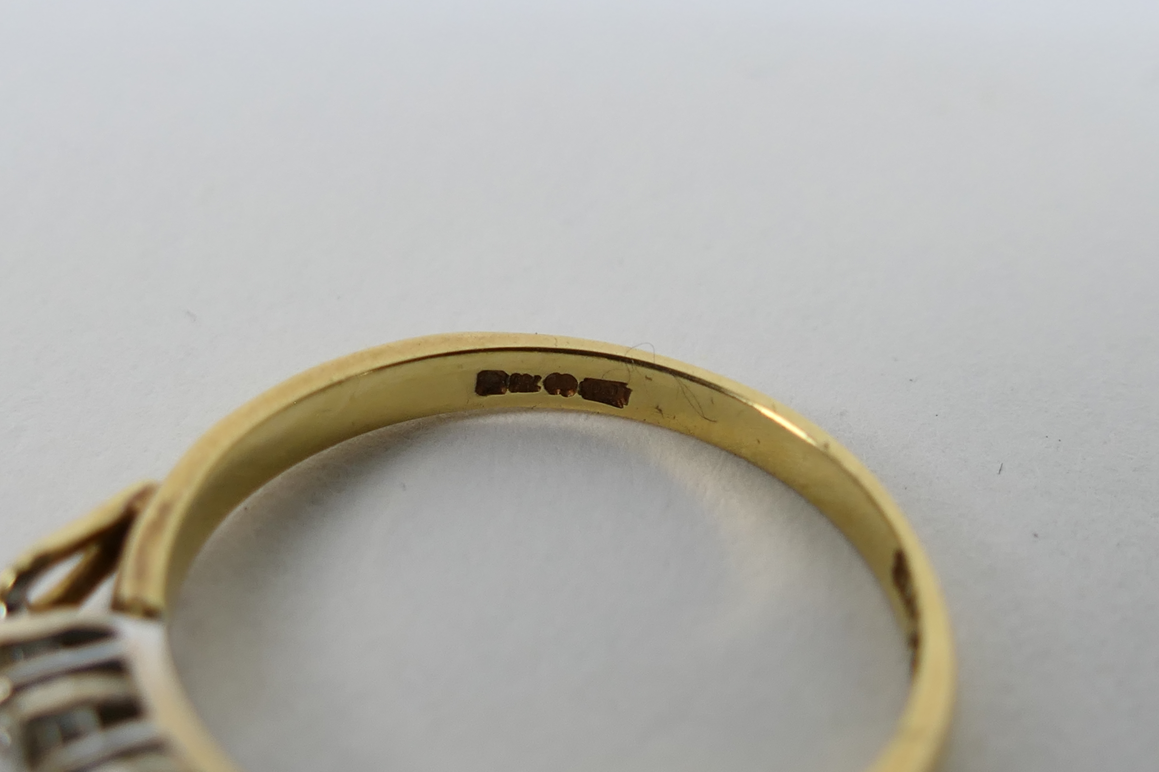 An 18ct yellow gold and diamond five sto - Image 3 of 4