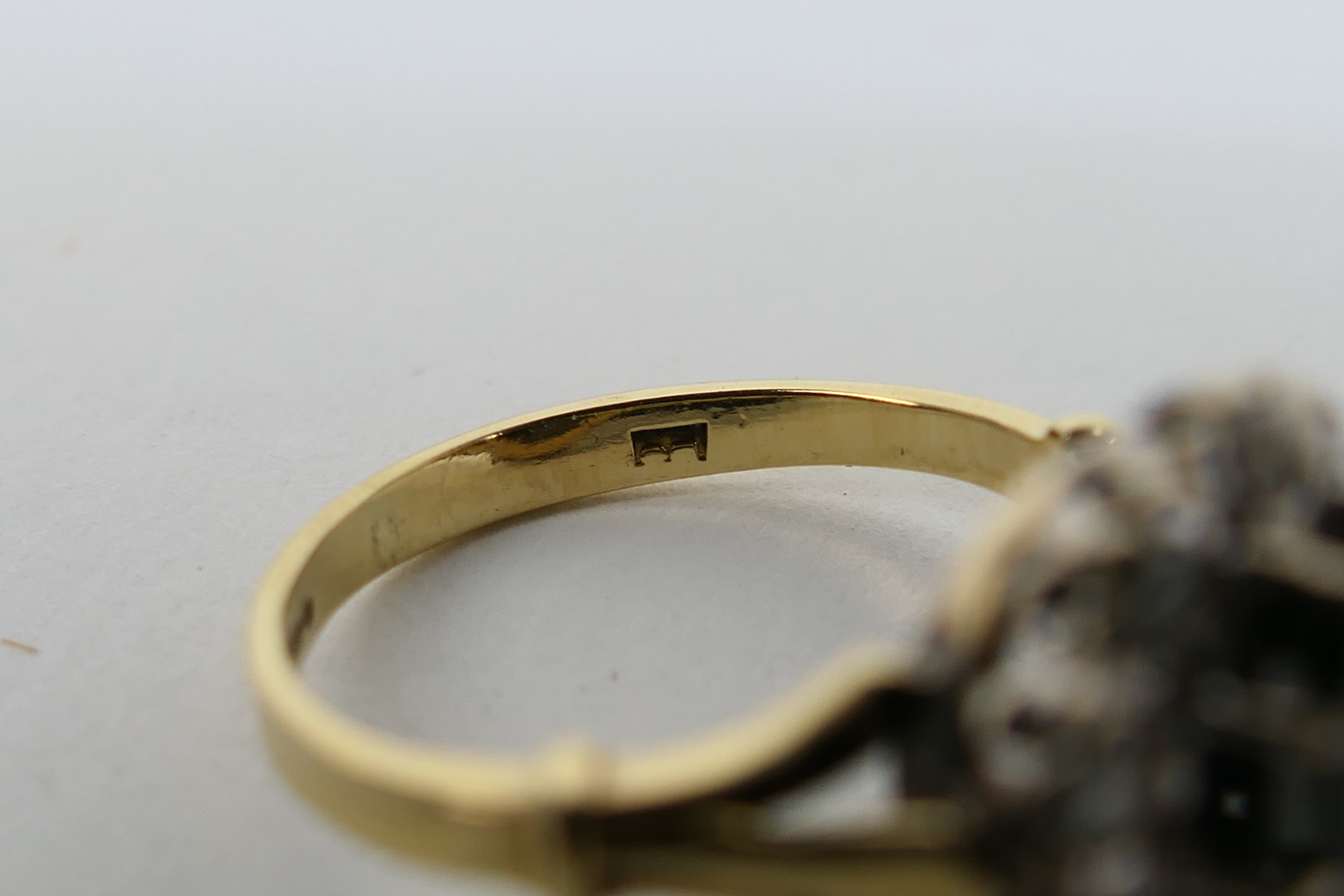 An 18ct yellow gold sapphire and diamond - Image 5 of 5