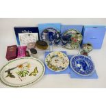 A mixed lot comprising ceramics to include Wedgwood, Aynsley, Portmeirion and other,