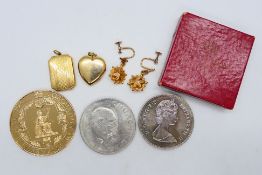 A small quantity of 9 carat gold jewellery comprising a pair of earrings stamped .