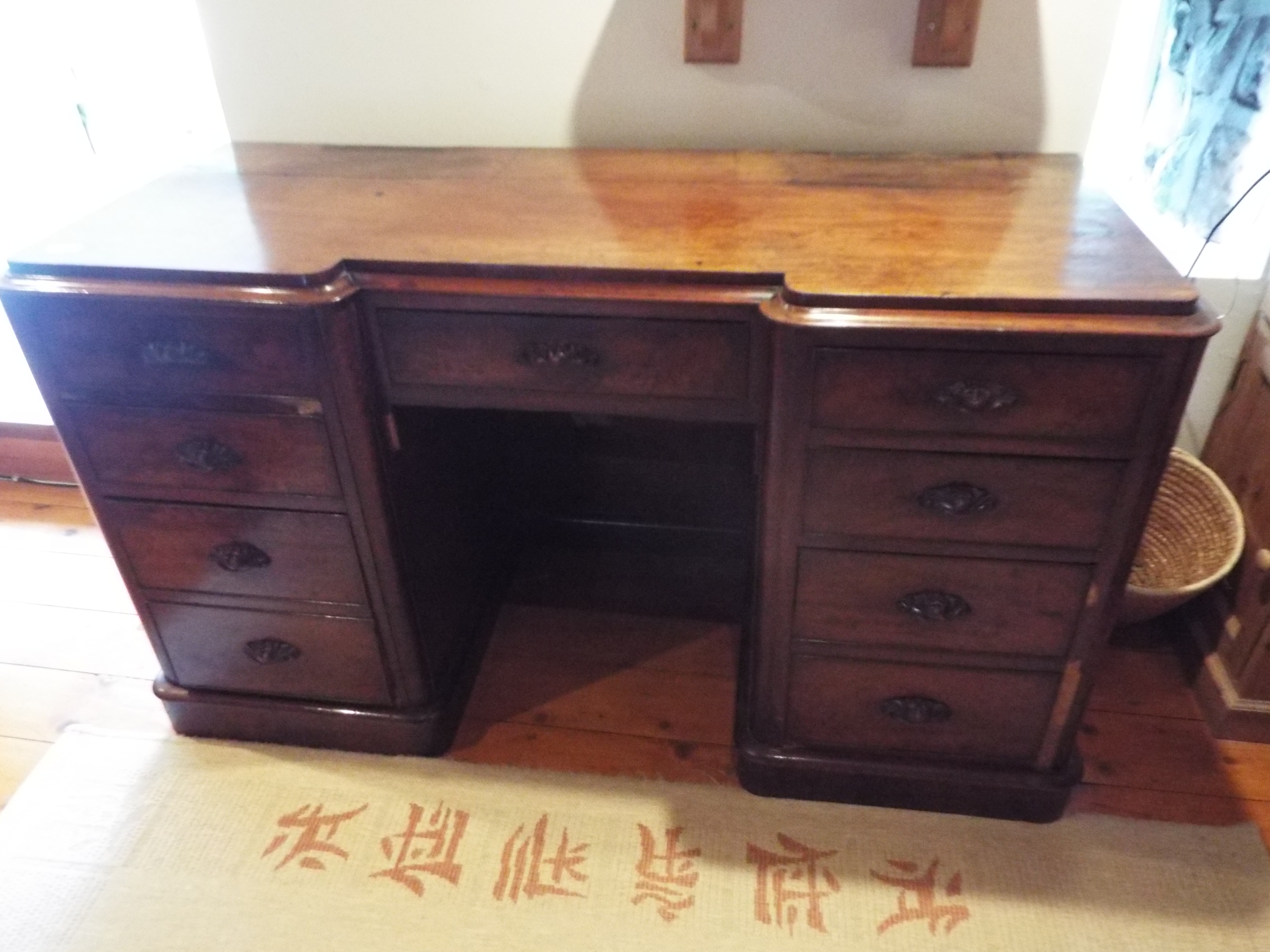 A good mahogany writing desk, the knee-hole with single drawer above, - Image 4 of 4