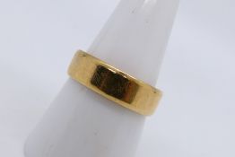 A 9ct yellow wedding band, size Q+½, approximately 4.8 grams.