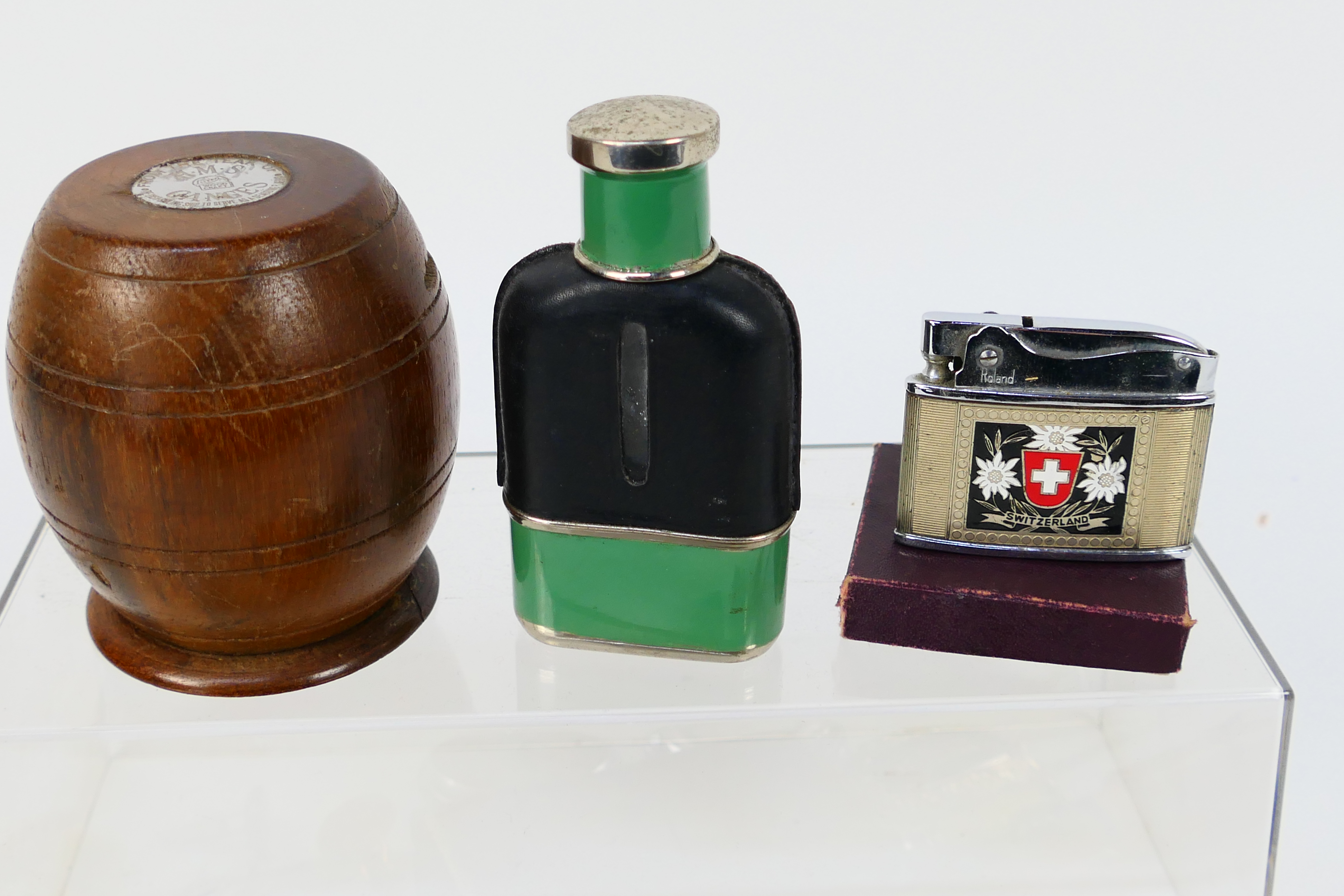 A mixed lot of collectables to include pocket watch, cigarette lighter, hip flask, cufflinks, - Image 4 of 4