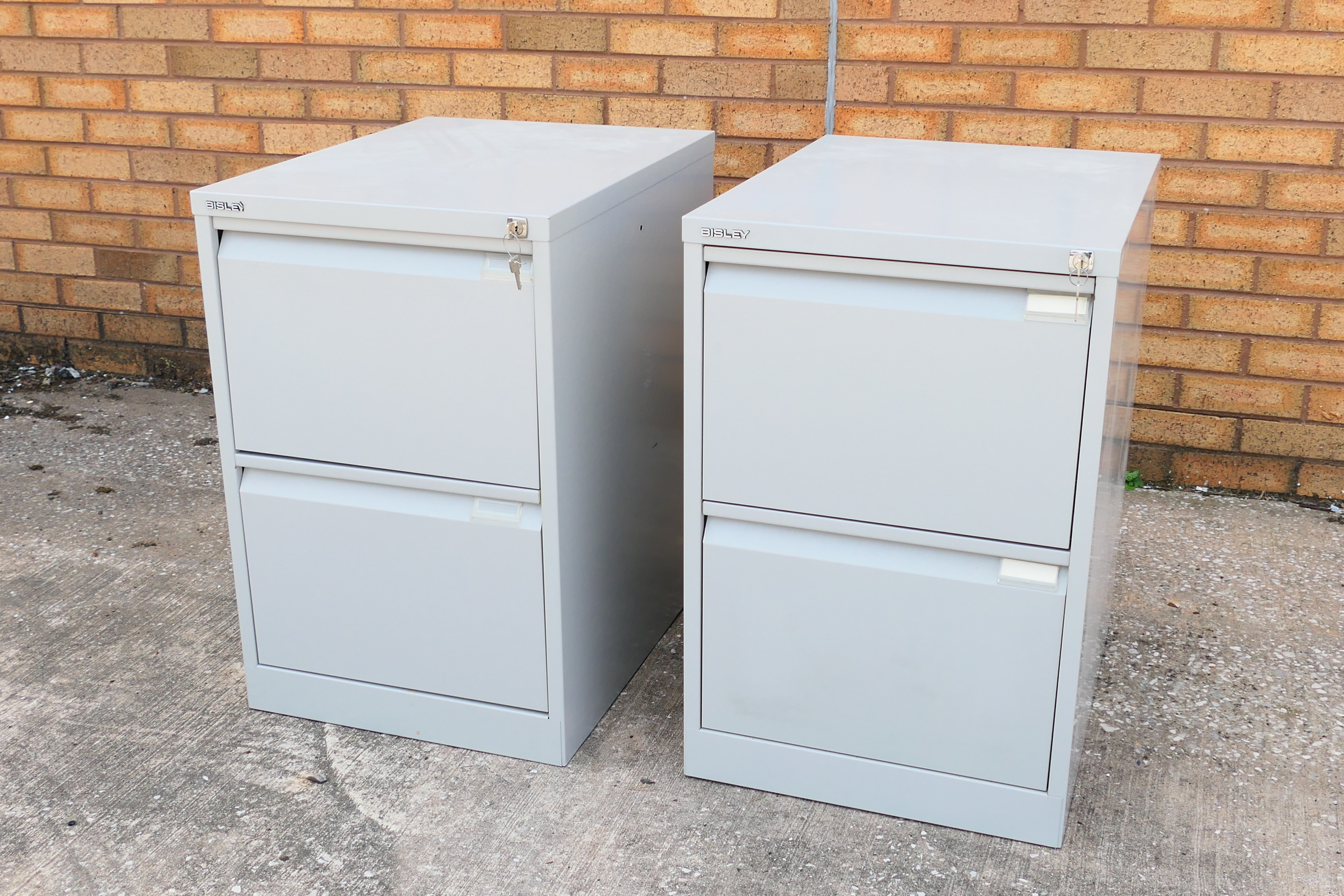 Two metal filing cabinets measuring 71 cm x 47 cm x 62 cm.