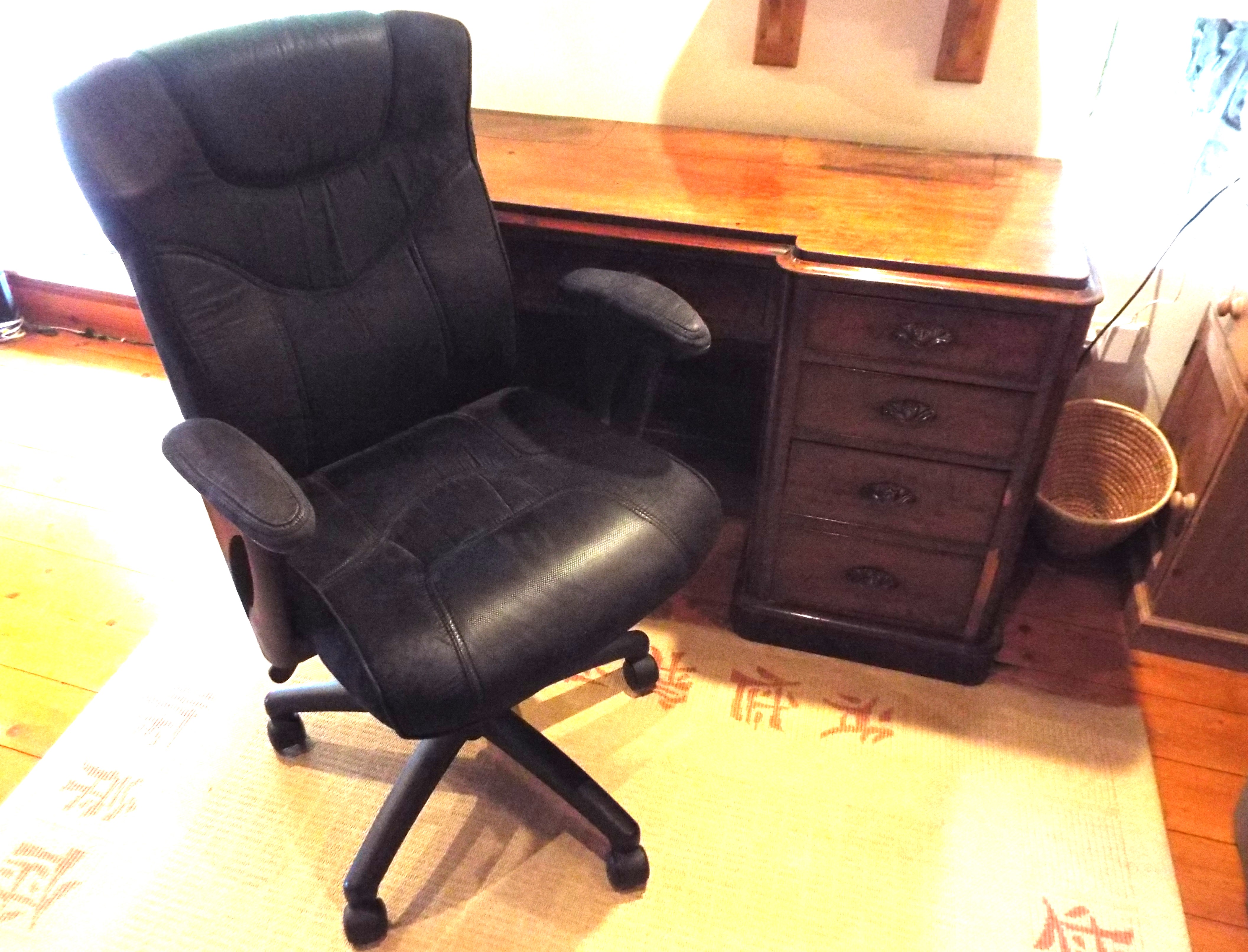 A good mahogany writing desk, the knee-hole with single drawer above, - Image 2 of 4