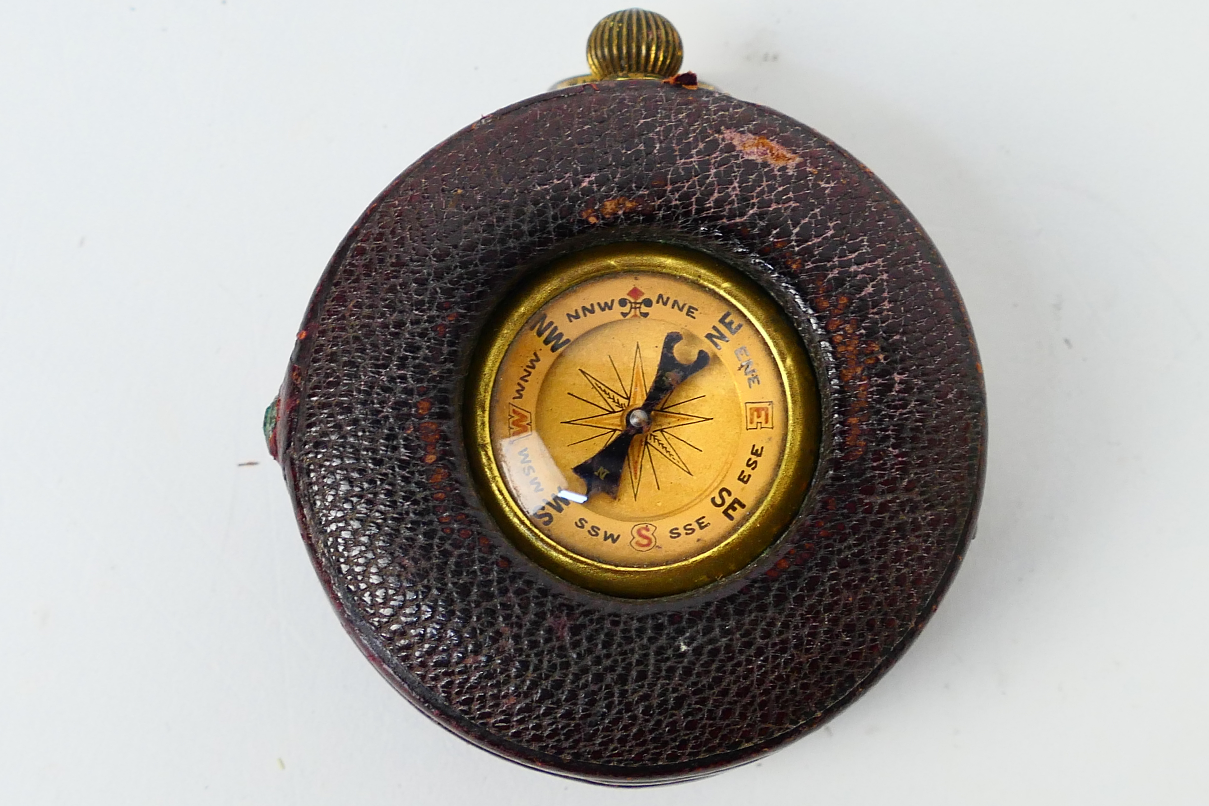 A Chadburn & Son gilt brass cased pocket barometer / compass contained in leather case. - Image 5 of 5