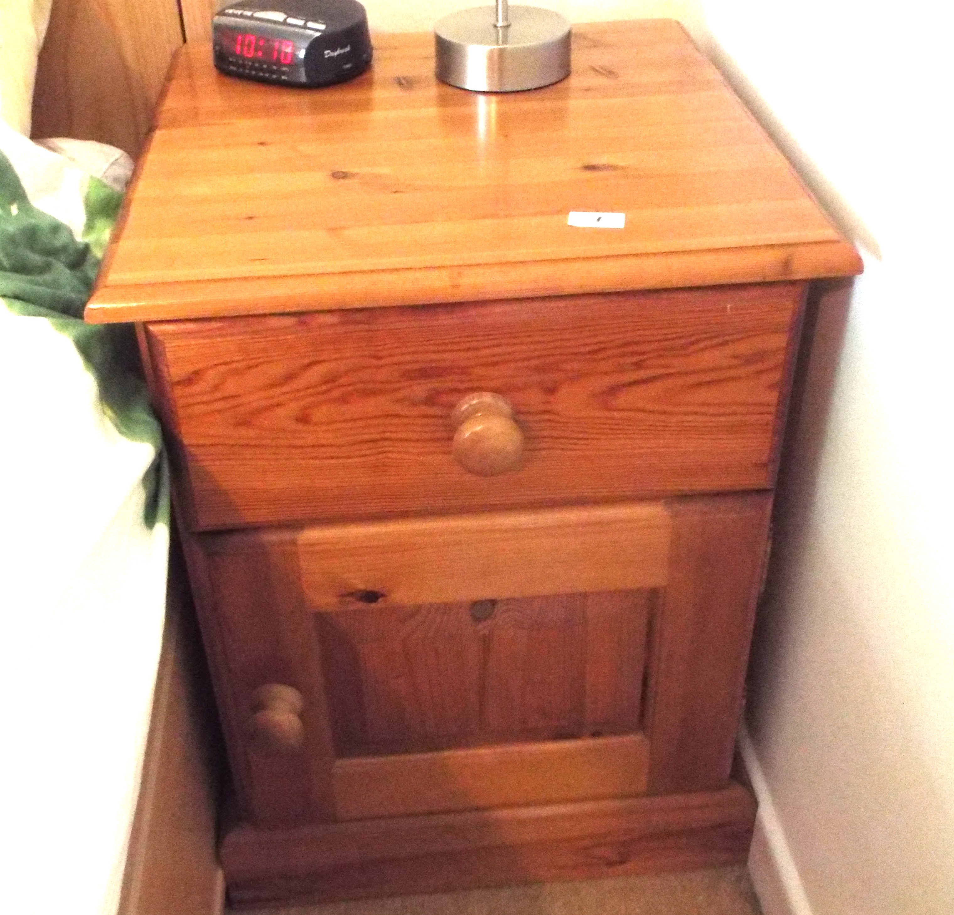 A pair of pine bedside units, each measuring 61.5 cm (h) x 45. - Image 2 of 2