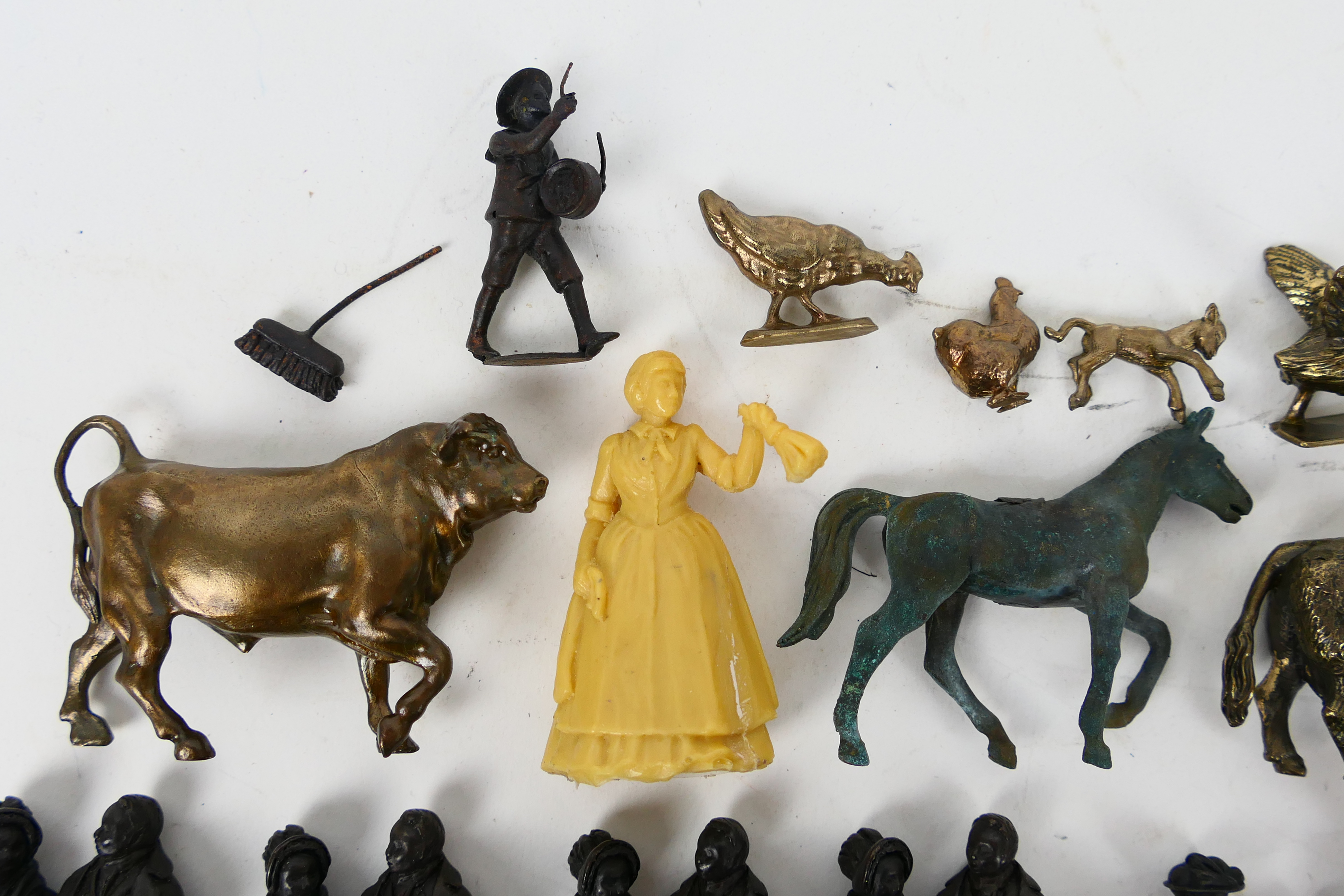 A fleet of 28 x predominantly bronze animals, figures, and similar and 1 x plastic figure. - Image 2 of 5