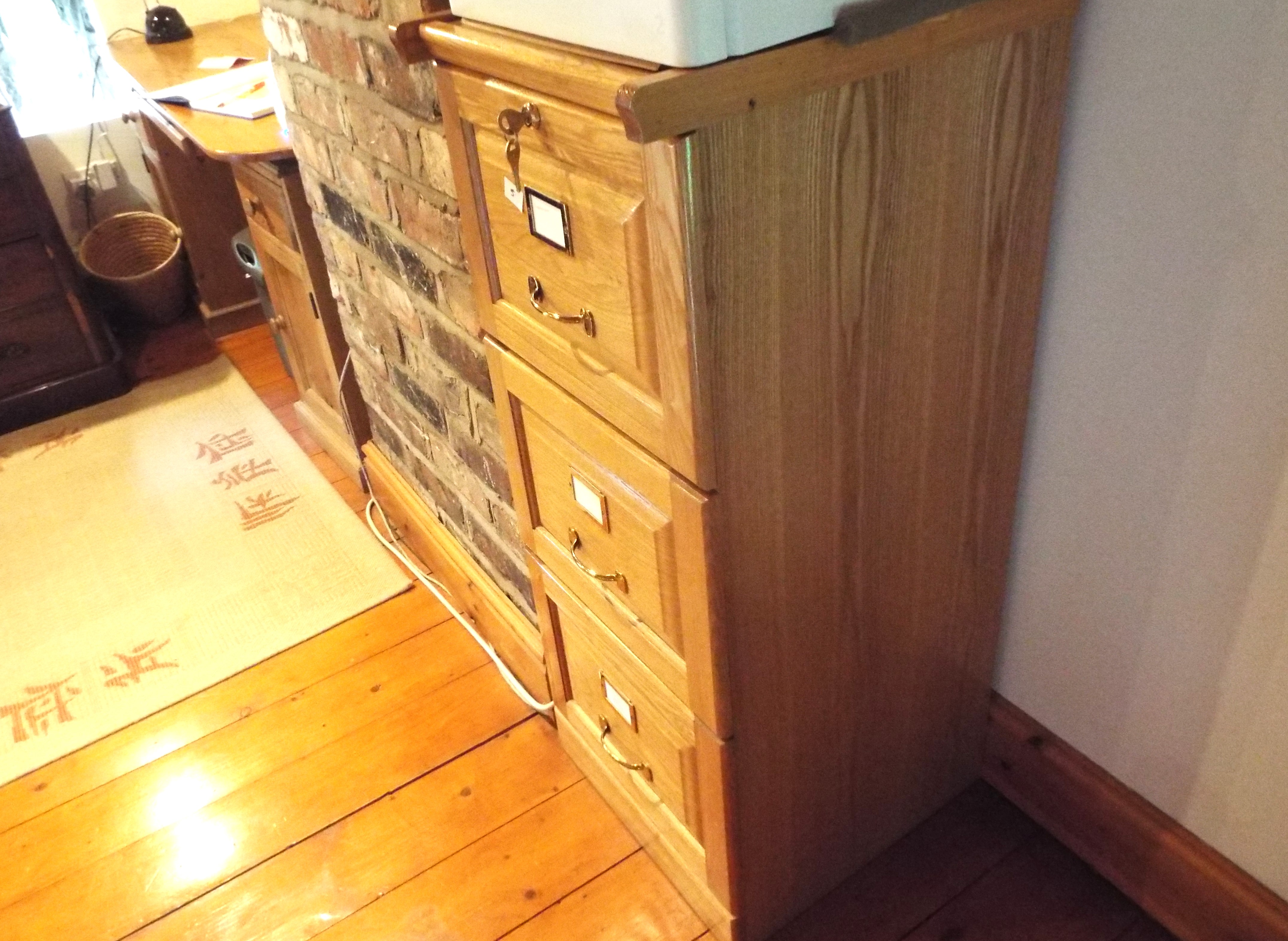 A good pine filing cabinet having three drawers, 100 cm (h) x 40.5 cm (w) x 44. - Image 2 of 2