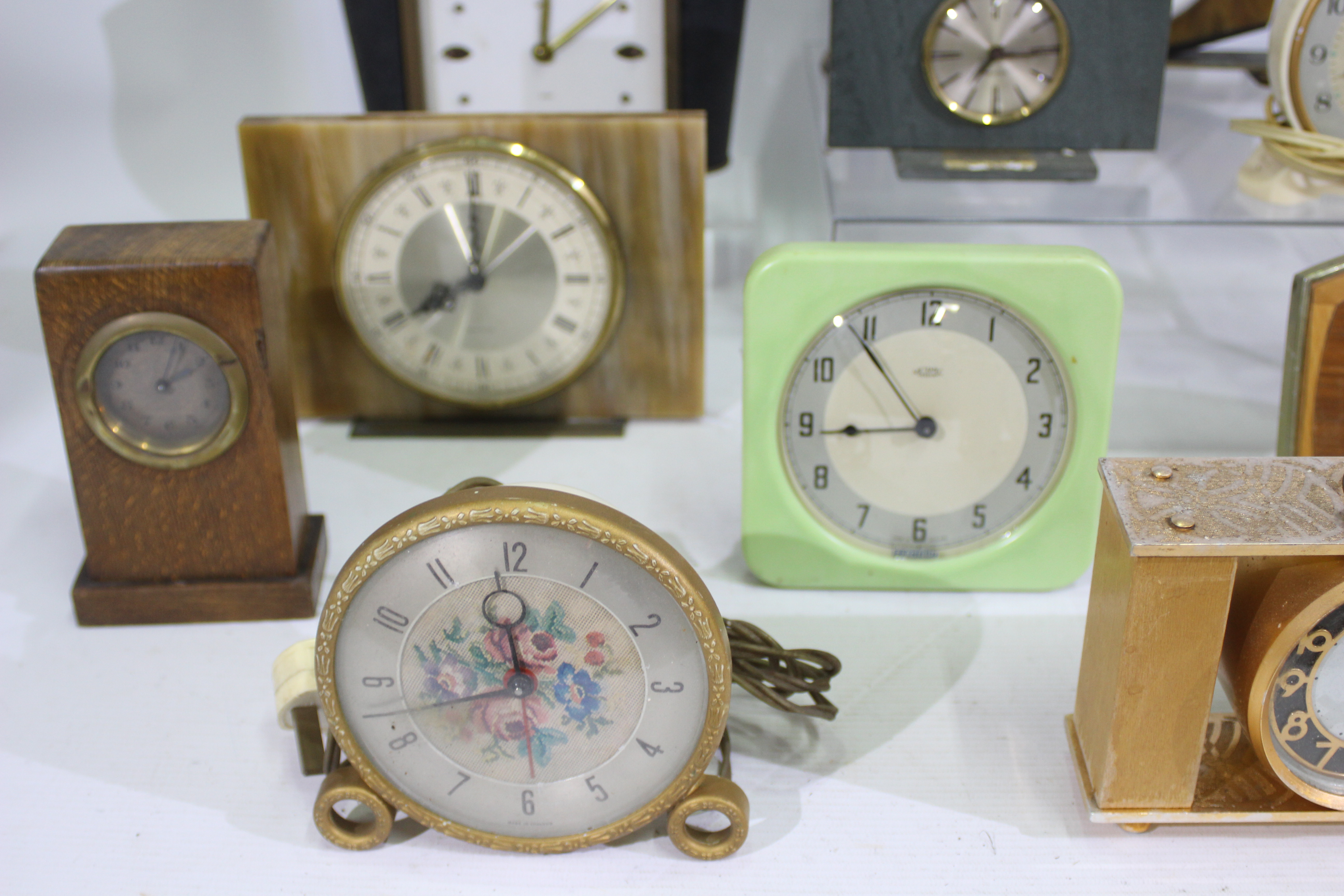 A collection of vintage desk / mantel clocks to include Bentima, Smiths, Westclox, - Image 5 of 7