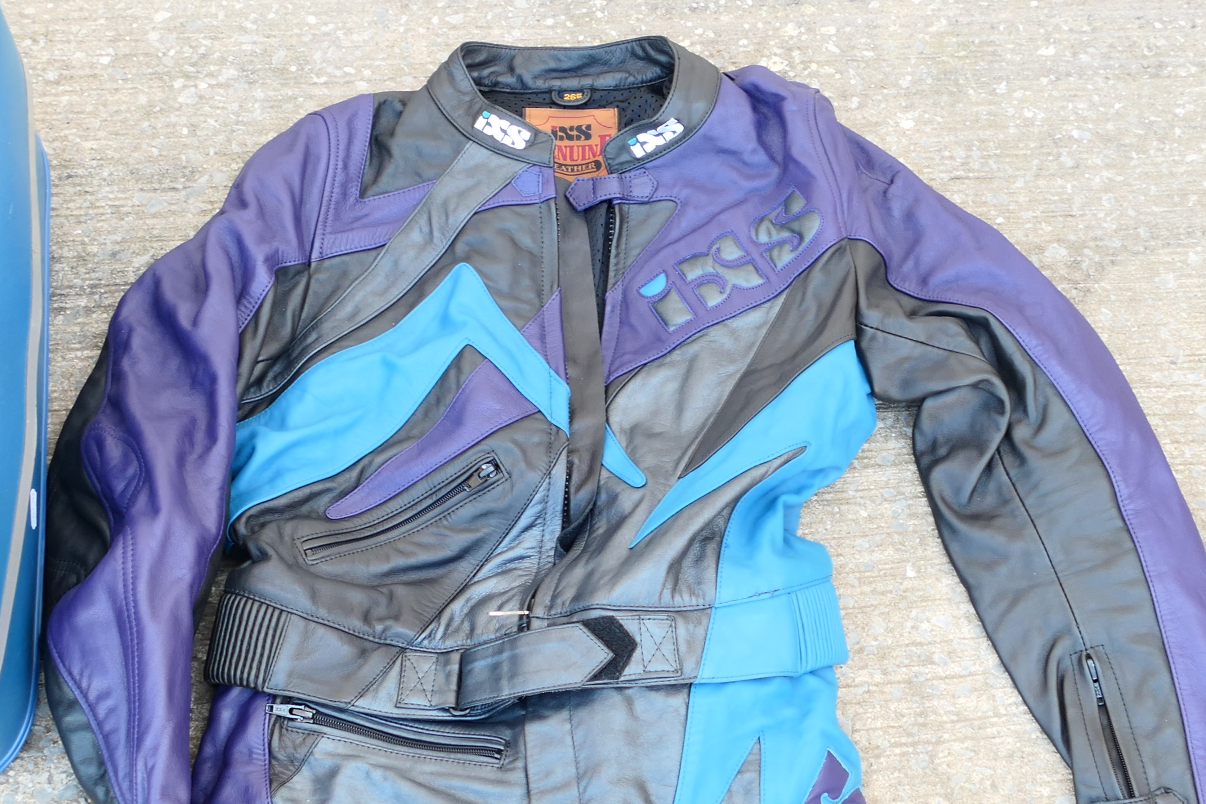 Motorcycle clothing to include a set of IXS leathers, size 265 and other. - Image 3 of 6