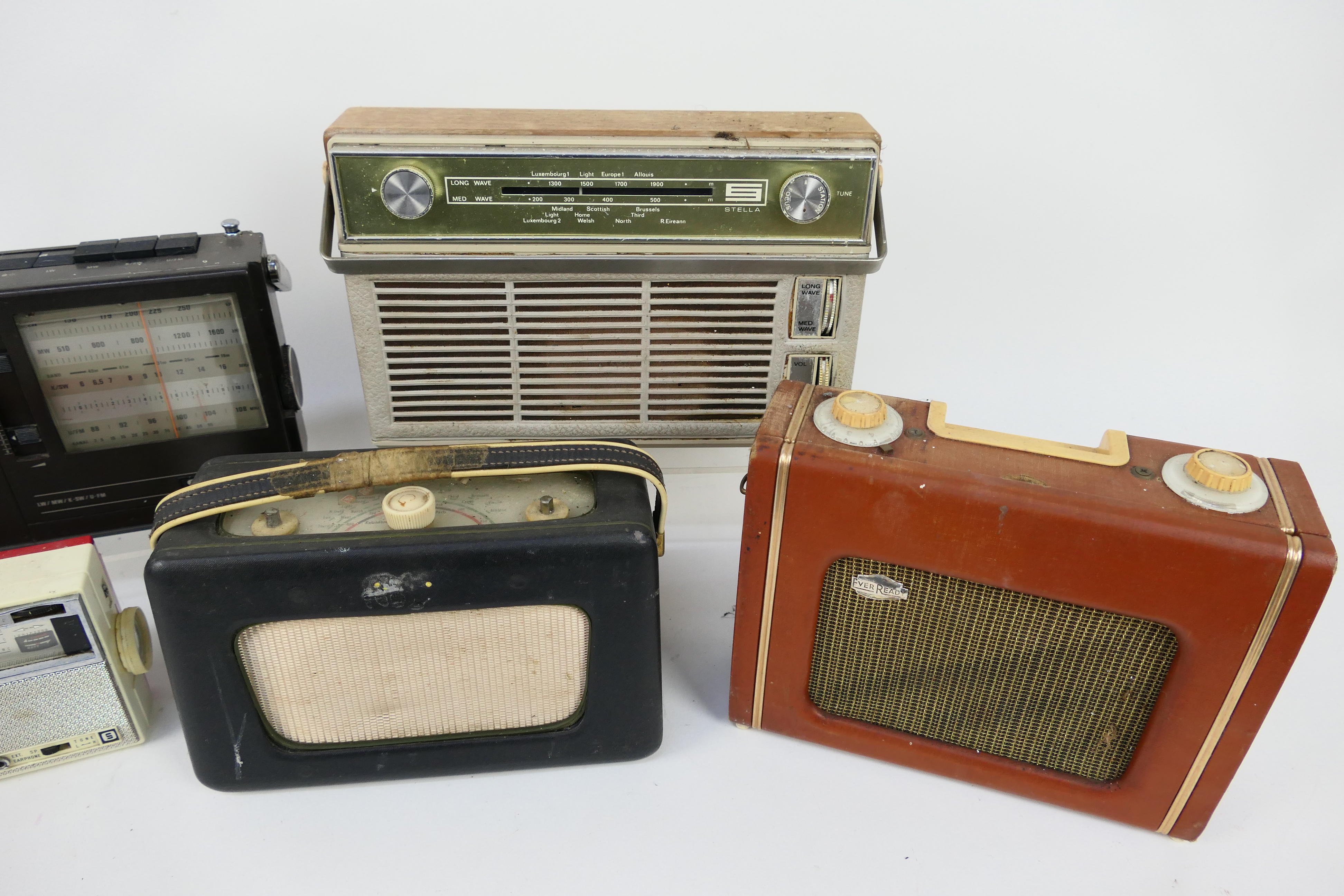 Five vintage radios to include Sanyo, Grundig, Ever Ready and other. - Image 3 of 3