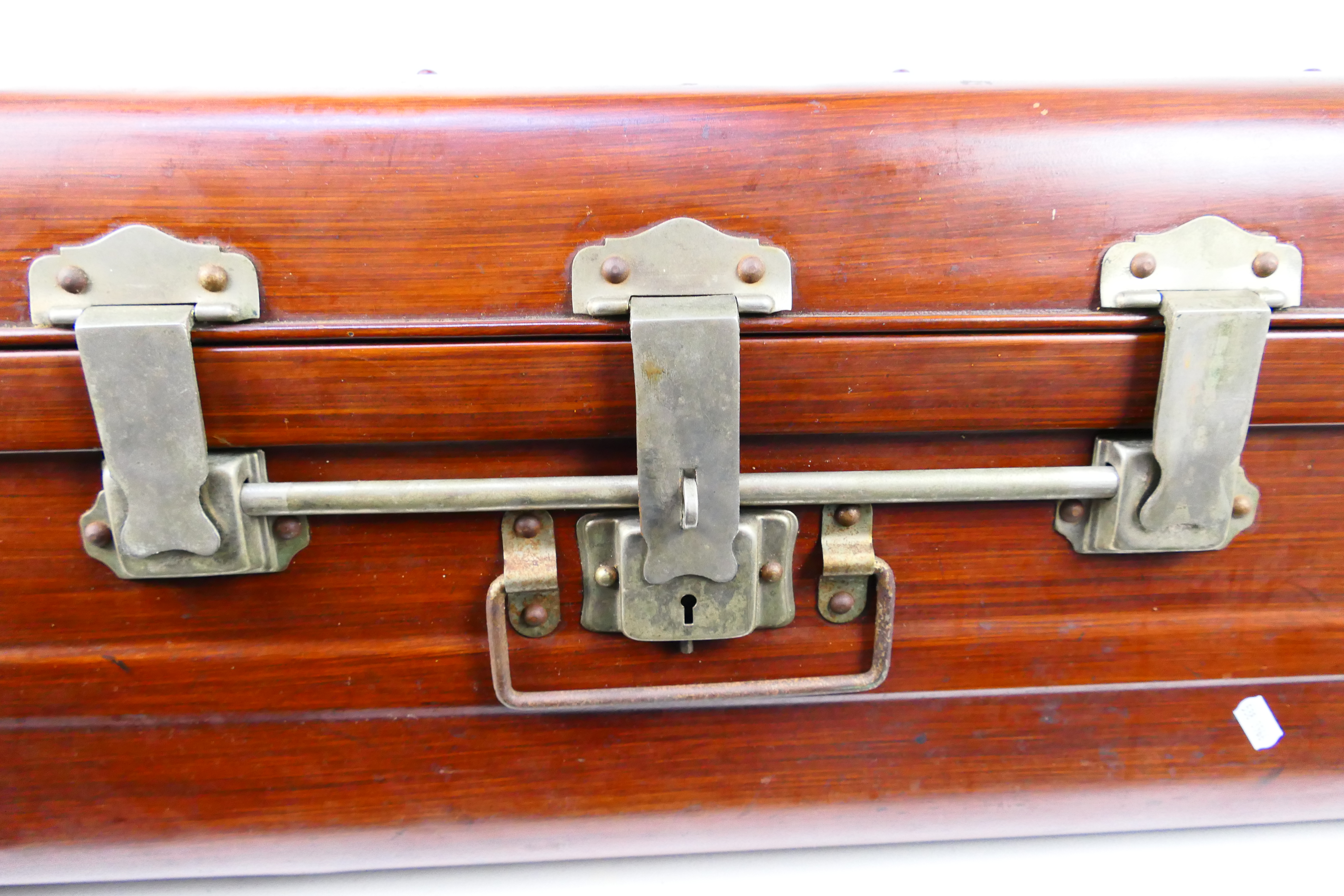 A large metal trunk, approximately 33 cm x 77 cm x 46 cm. - Image 4 of 4