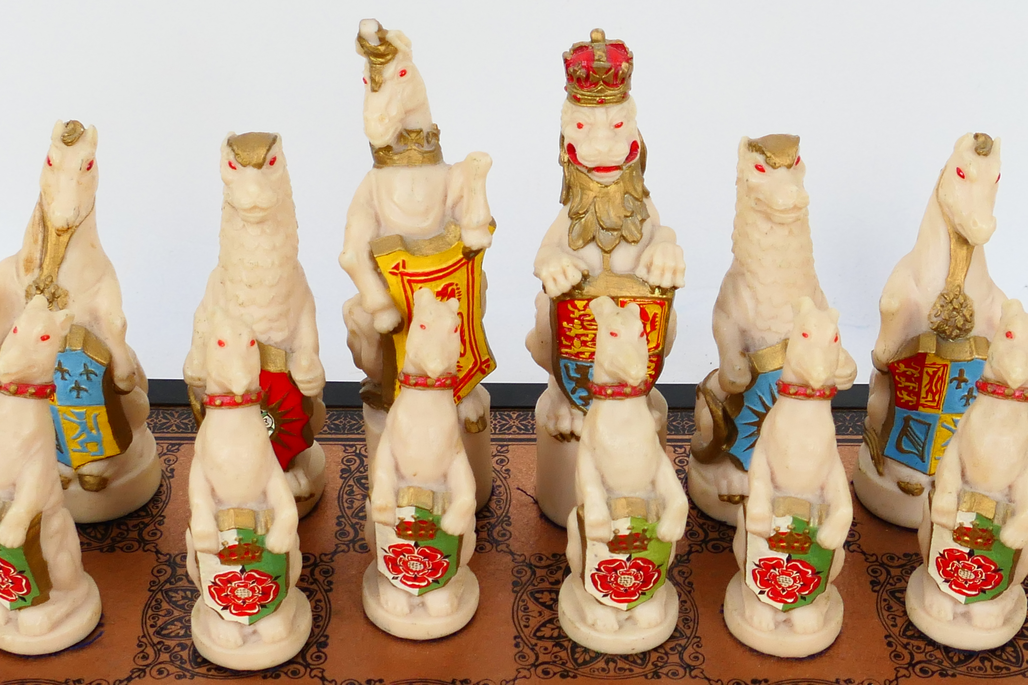 A Royal Beasts Queens Coronation chess set with 16 cm king. - Image 7 of 7