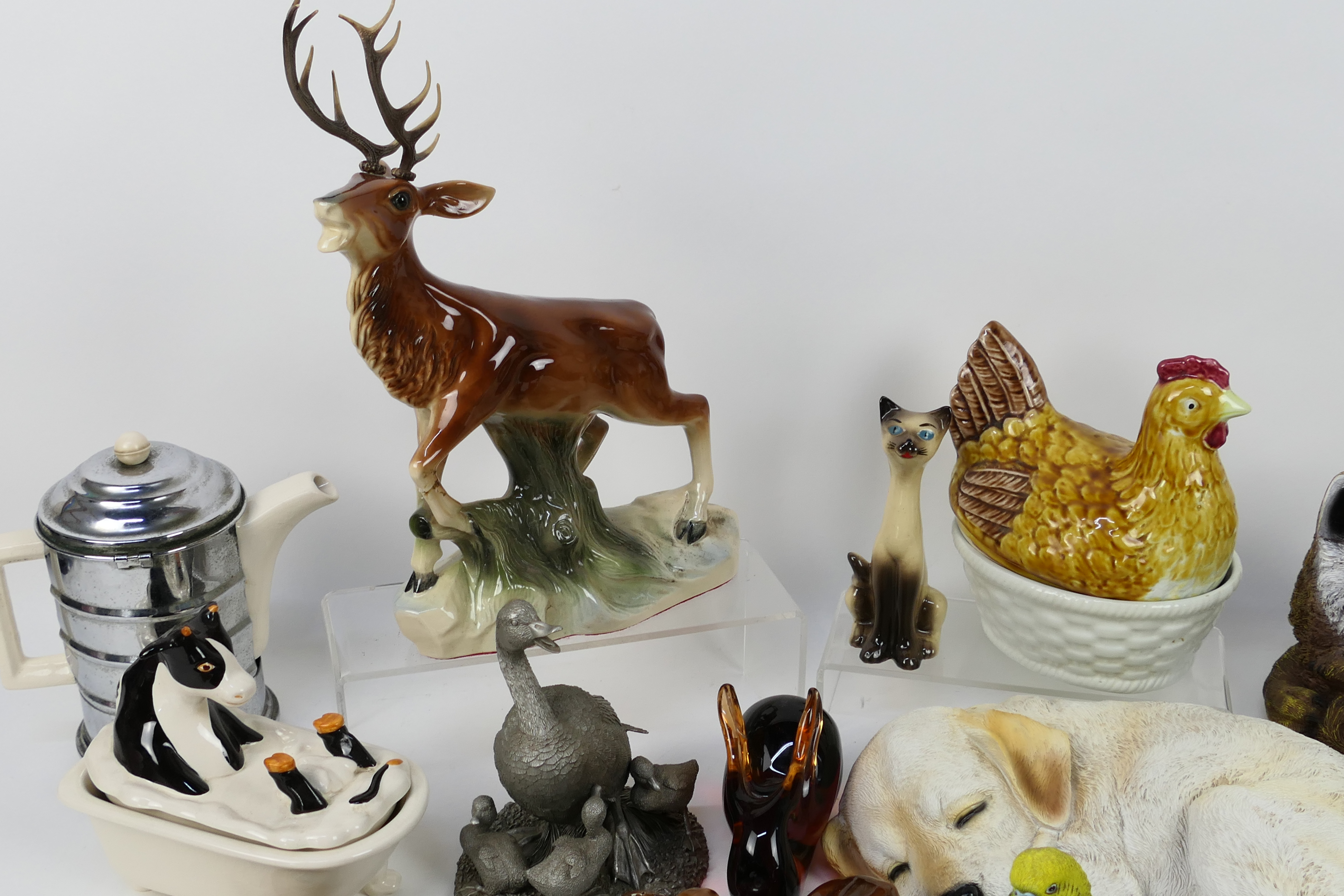 A collection of predominantly animal figures / groups to include a Franklin Mint pewter group - Image 2 of 4