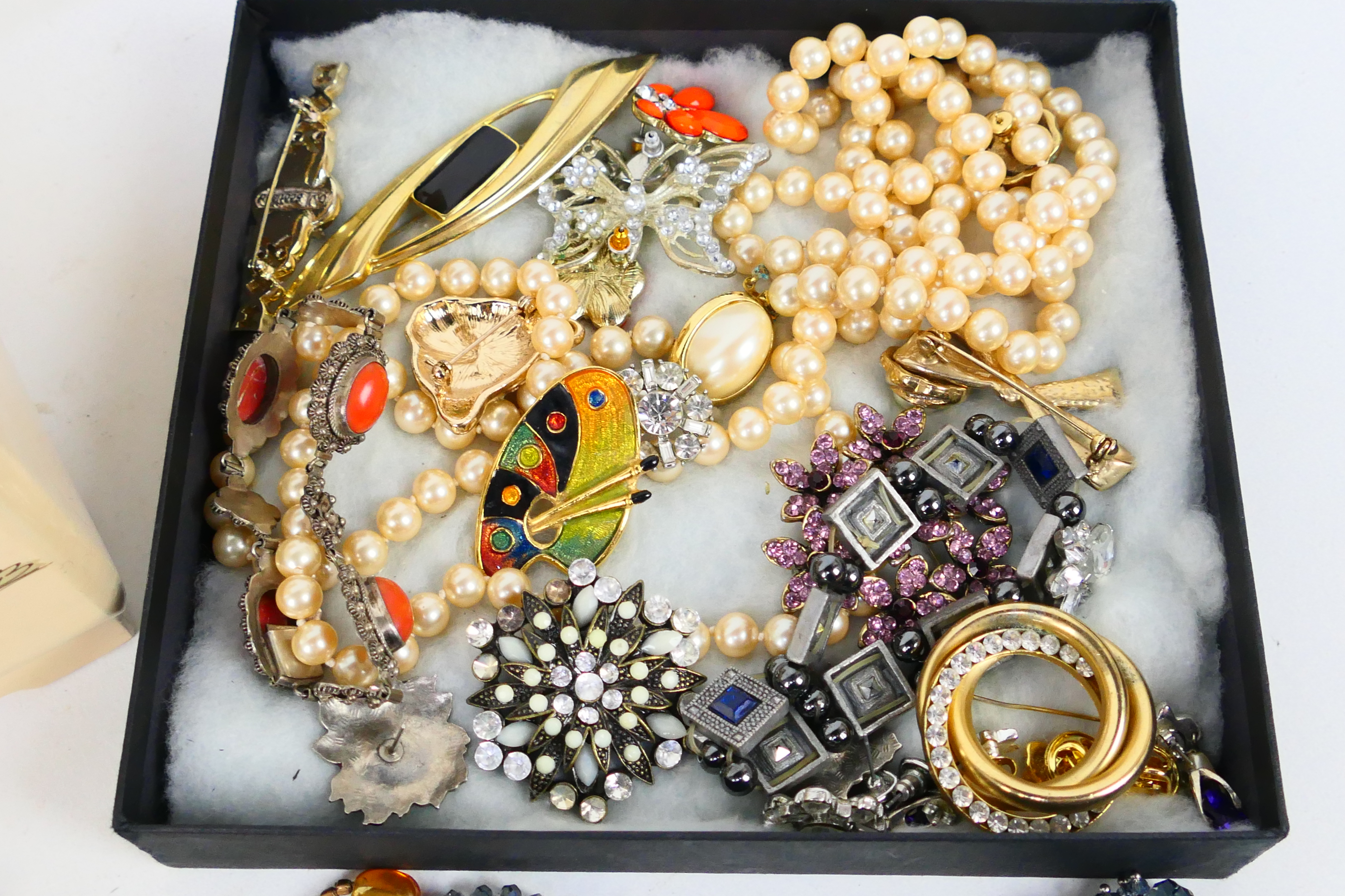 A collection of costume jewellery to include brooches, necklaces, bracelets, earrings and similar. - Image 5 of 7