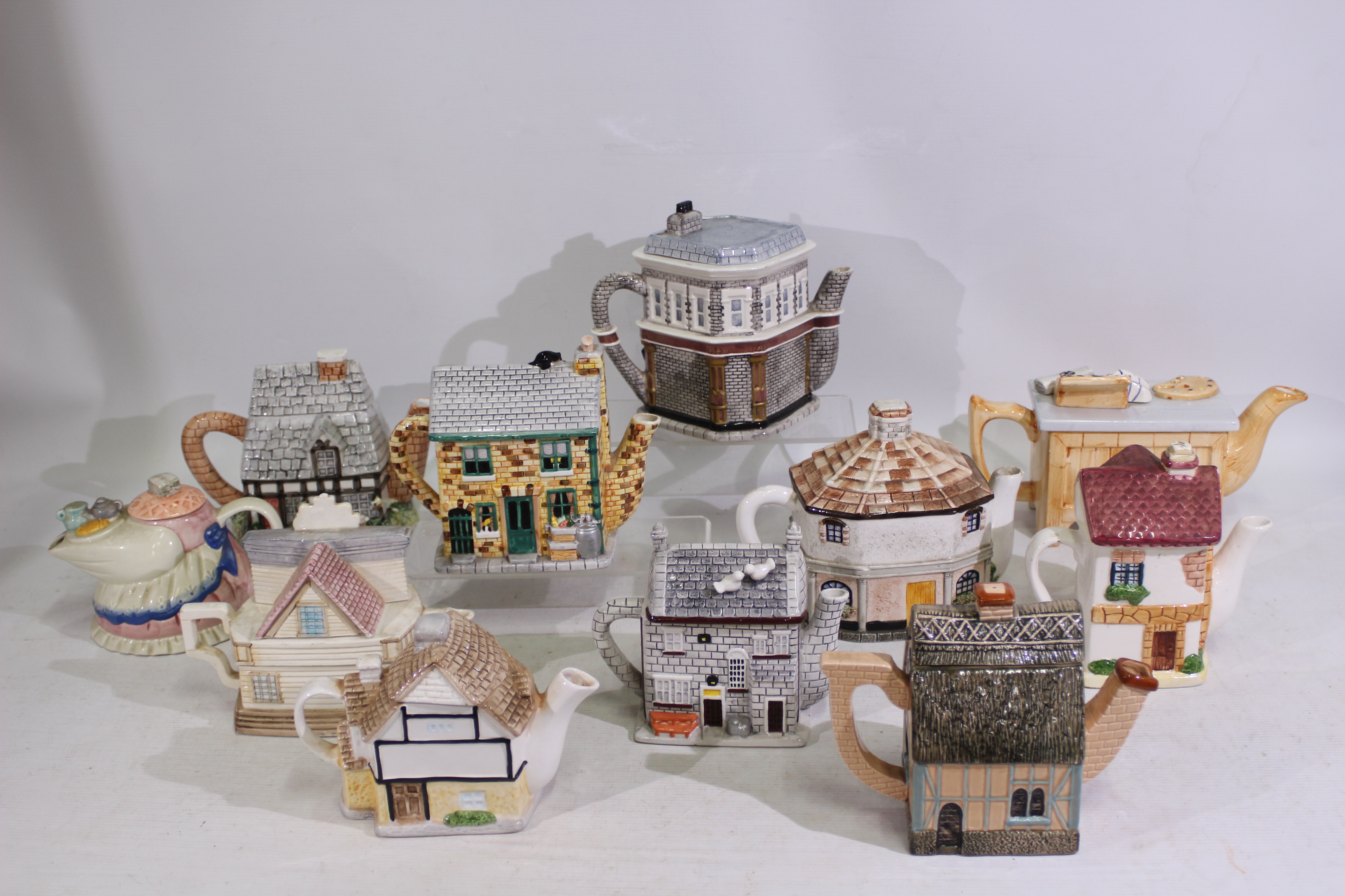 A collection of novelty teapots to include The Rovers Return, The Woolpack and The Queen Victoria, - Image 5 of 6