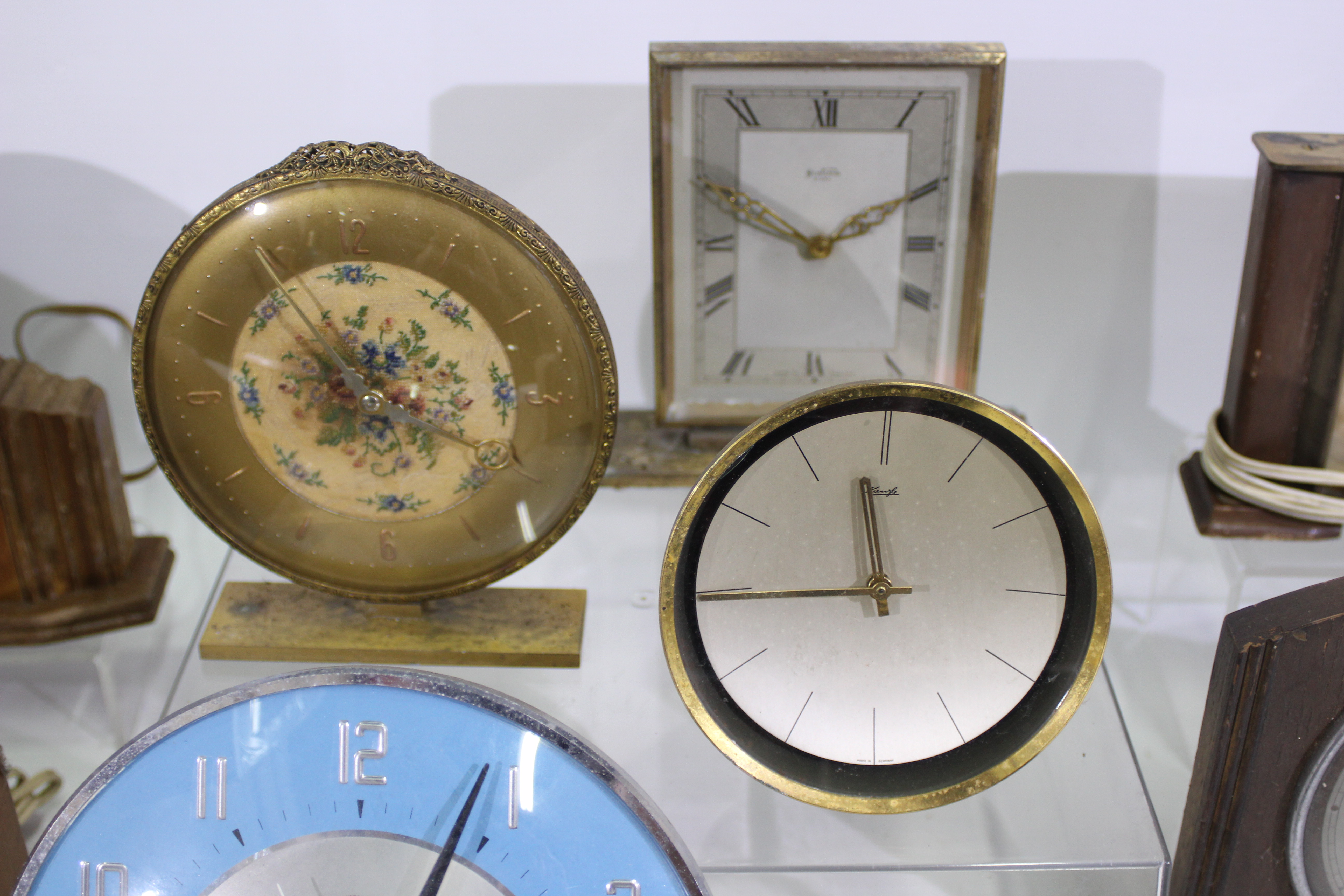 A collection of vintage clocks to include Metamec, Bentima, Westclox and other. - Image 3 of 7