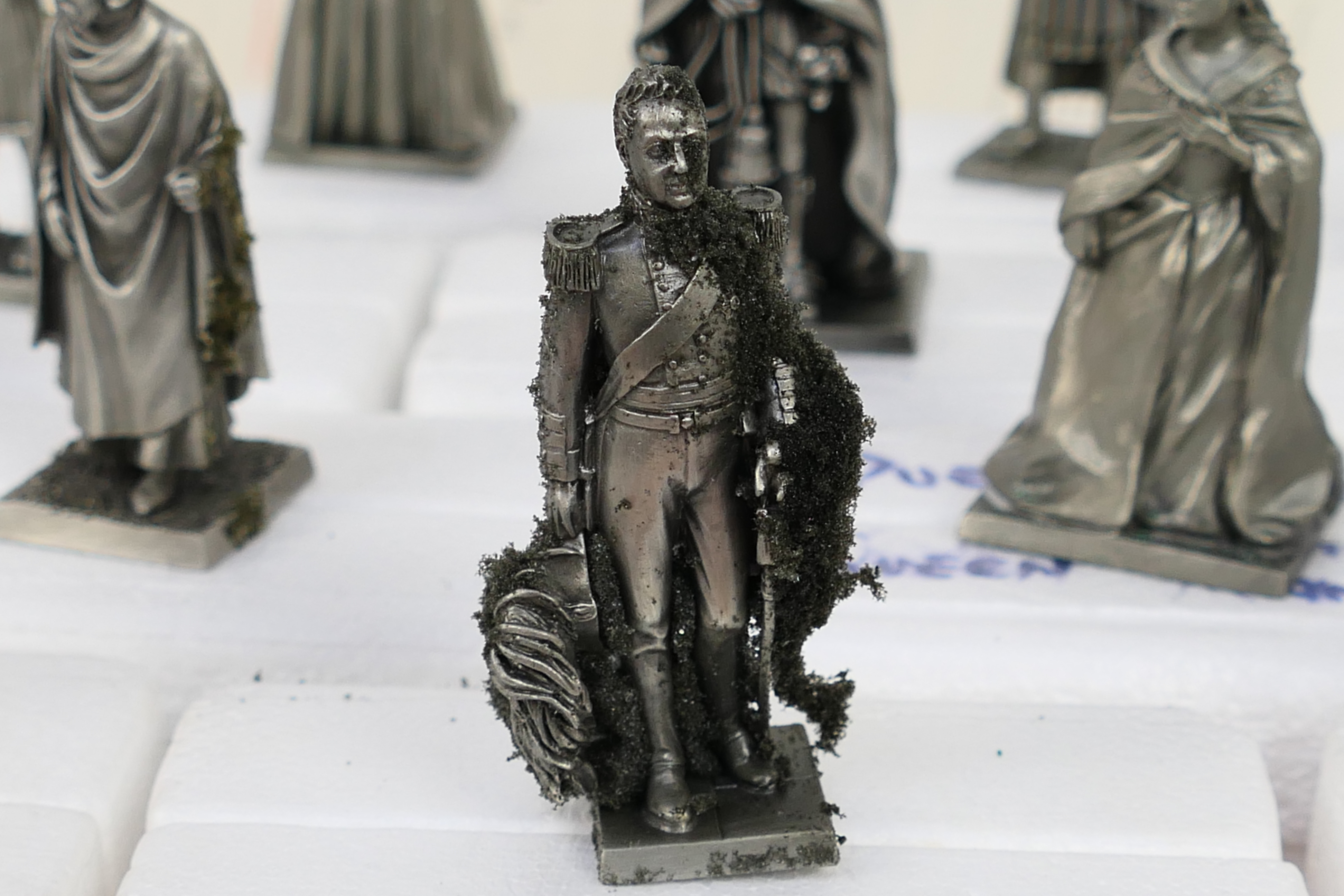 Thirty five miniature pewter figures fro - Image 7 of 8