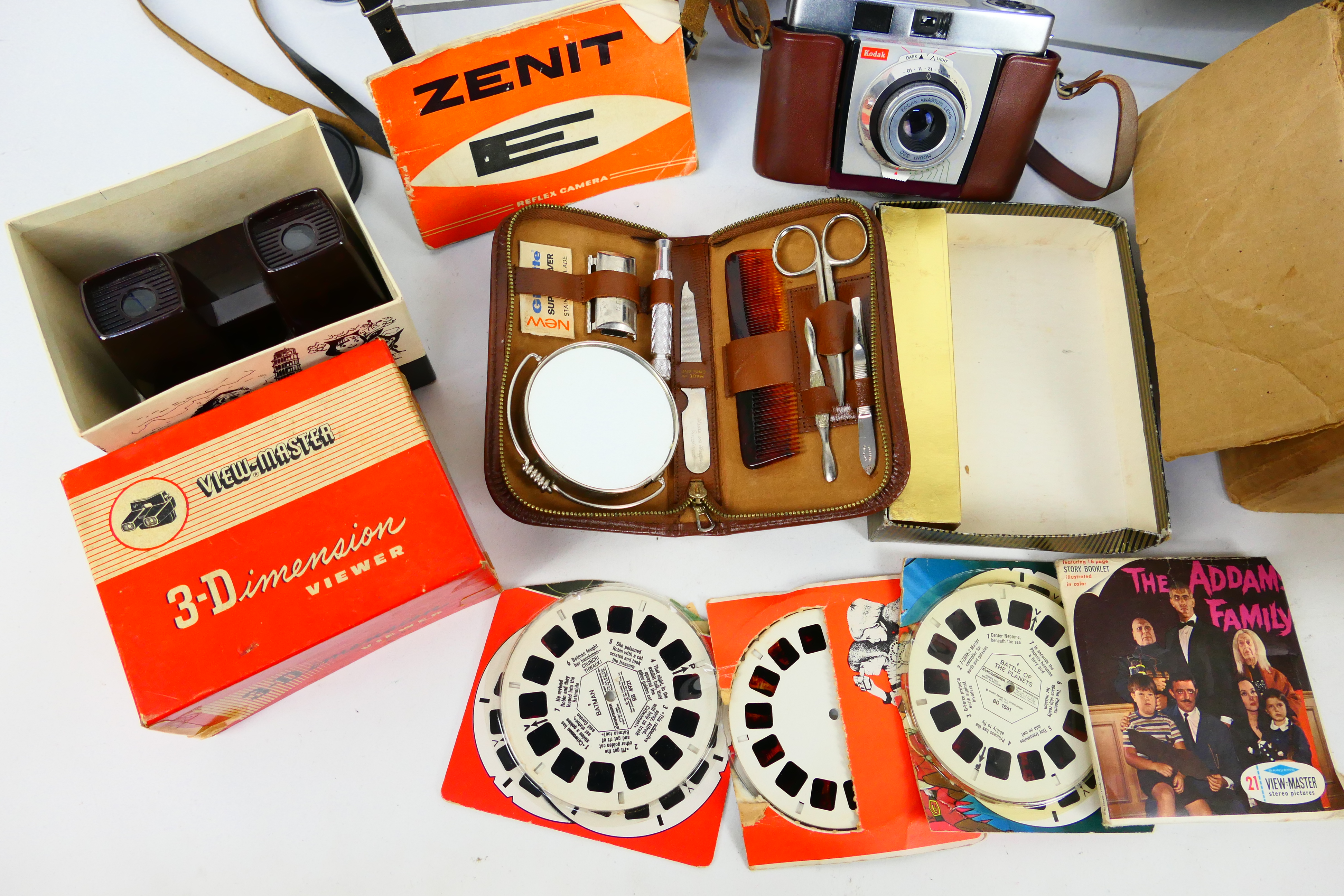 A vintage View-Master viewer contained in original box with a large quantity of discs, - Image 3 of 4