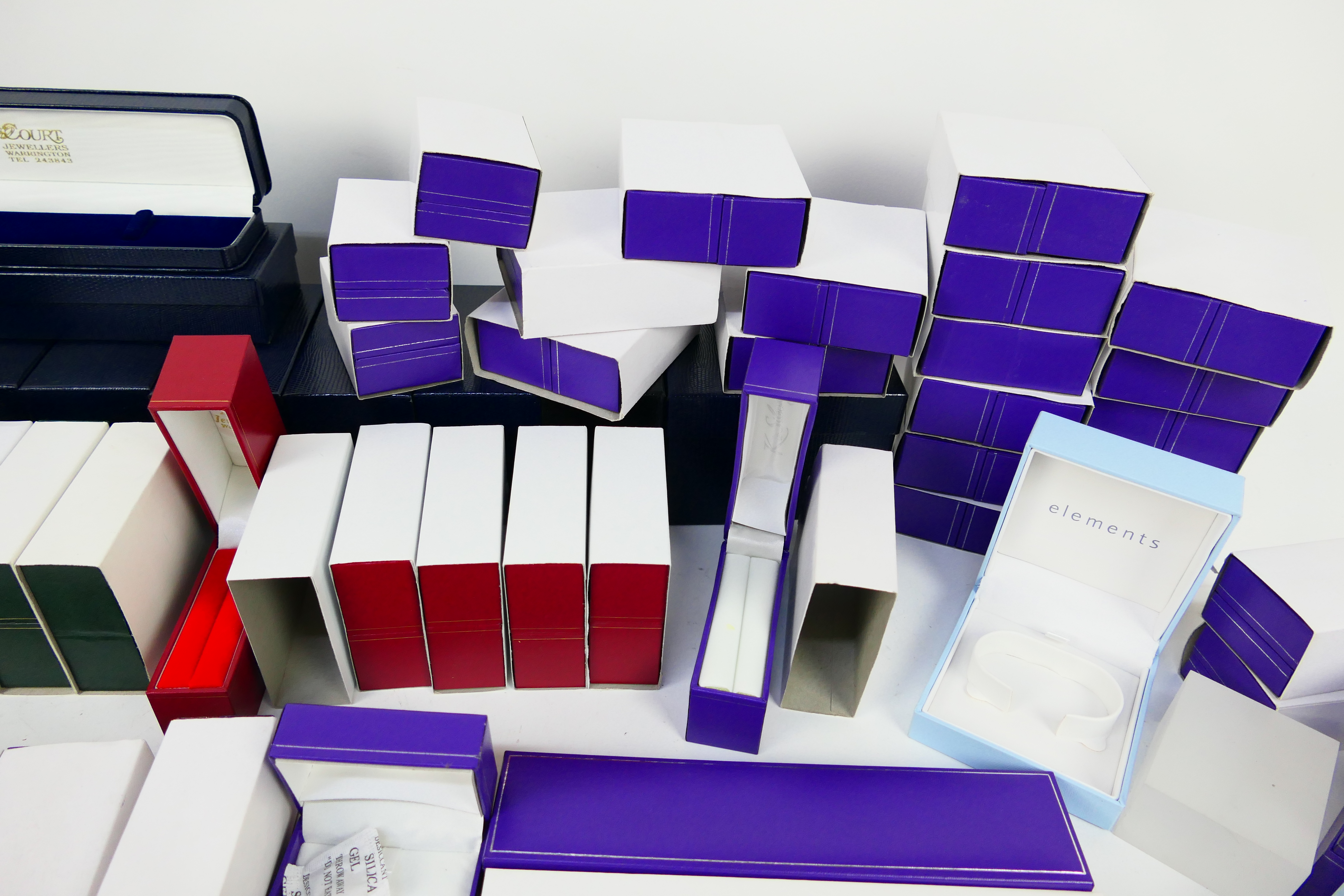 A collection of empty jewellery boxes. - Image 3 of 5