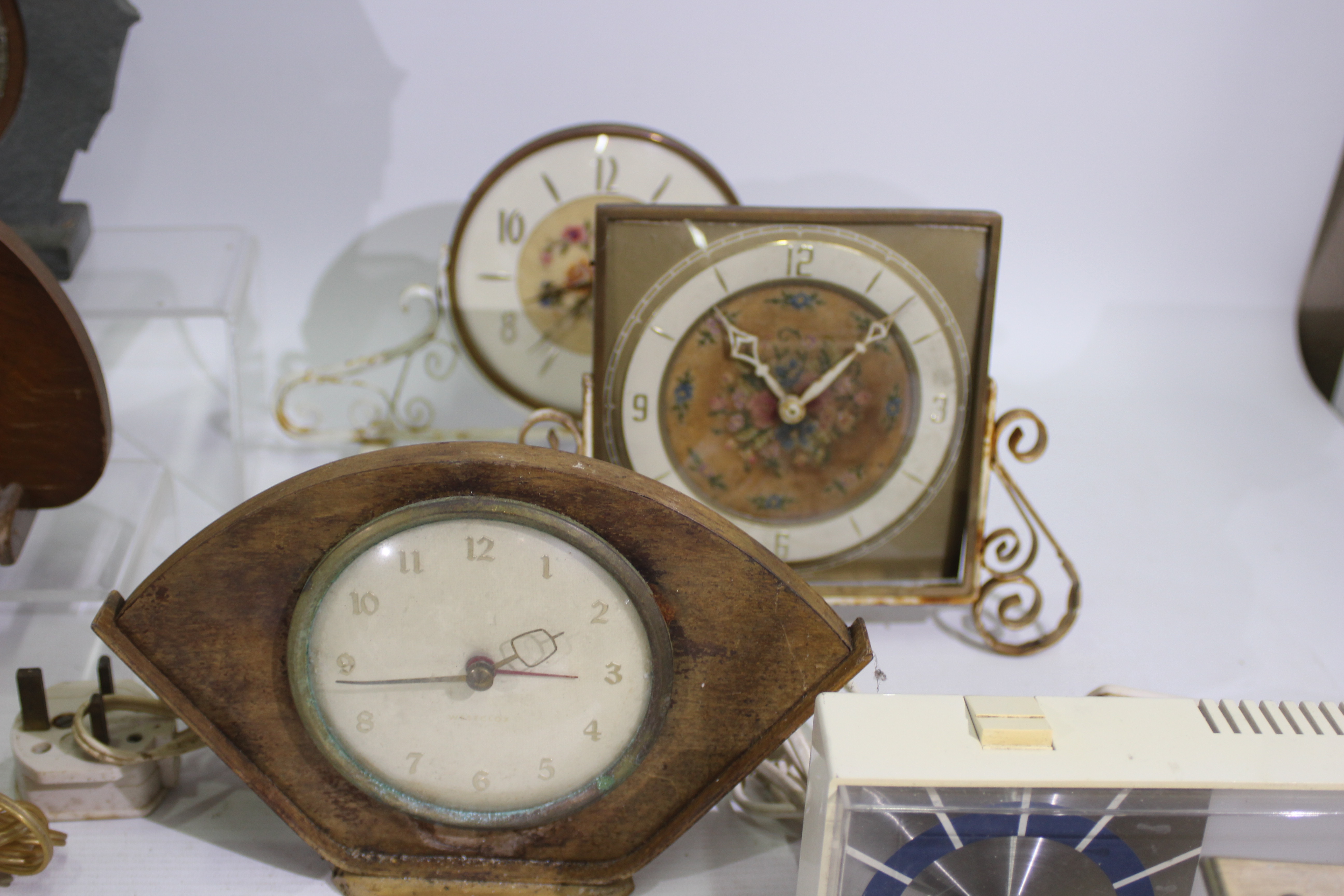 A quantity of vintage clocks to include Metamec, Westclox and other. - Image 4 of 5