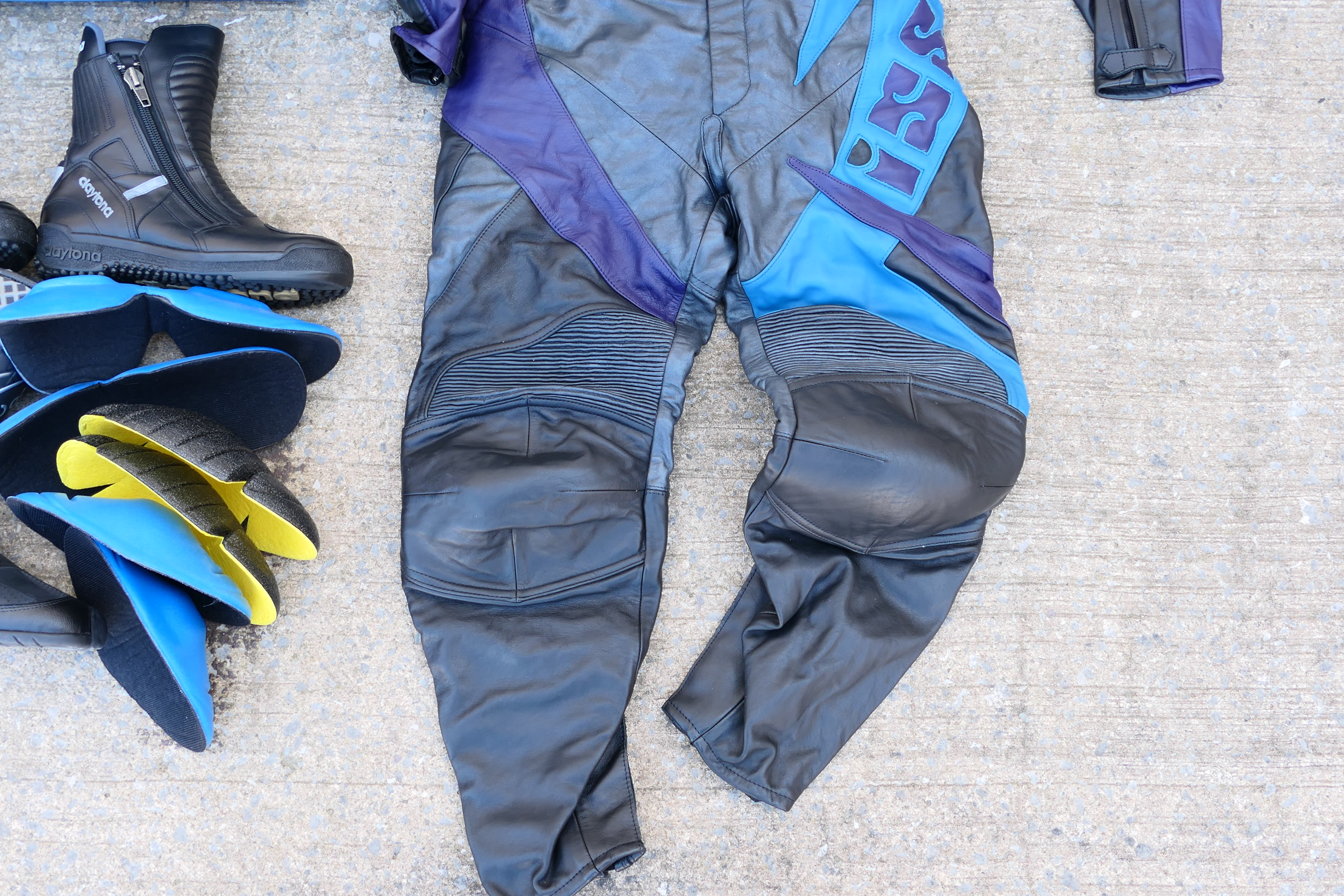 Motorcycle clothing to include a set of IXS leathers, size 265 and other. - Image 4 of 6