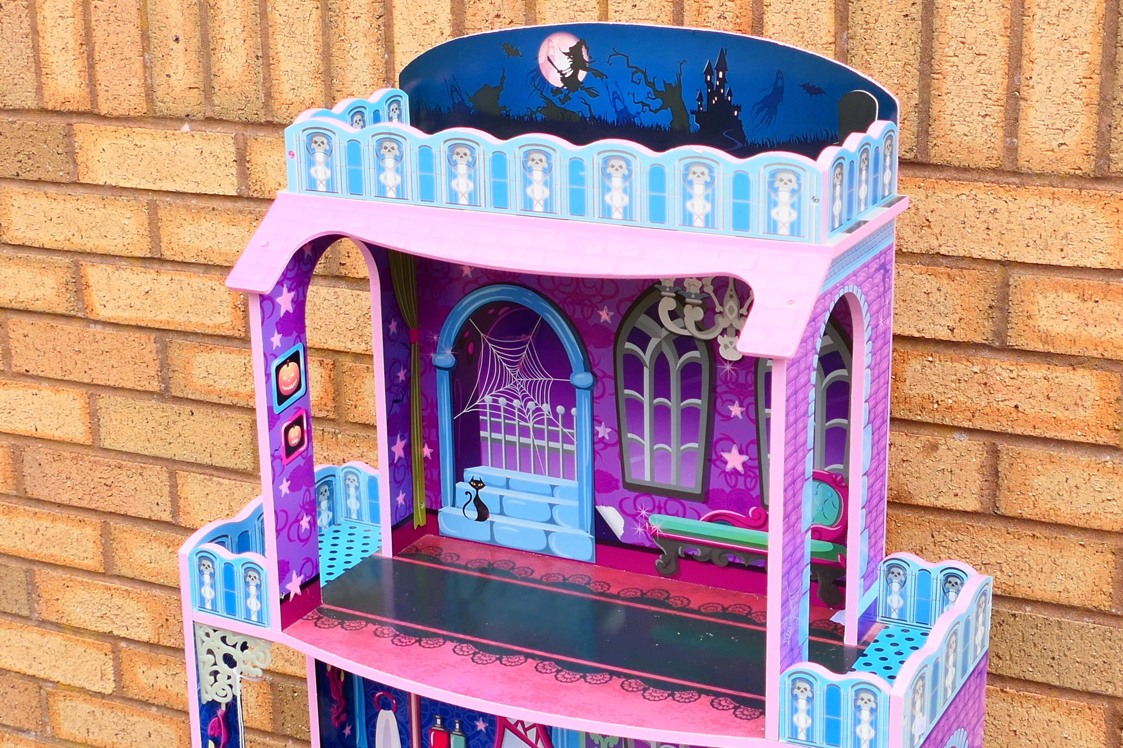 A Monster High dolls house measuring 118 x 62 x 29 cm with light up pillars. - Image 3 of 4