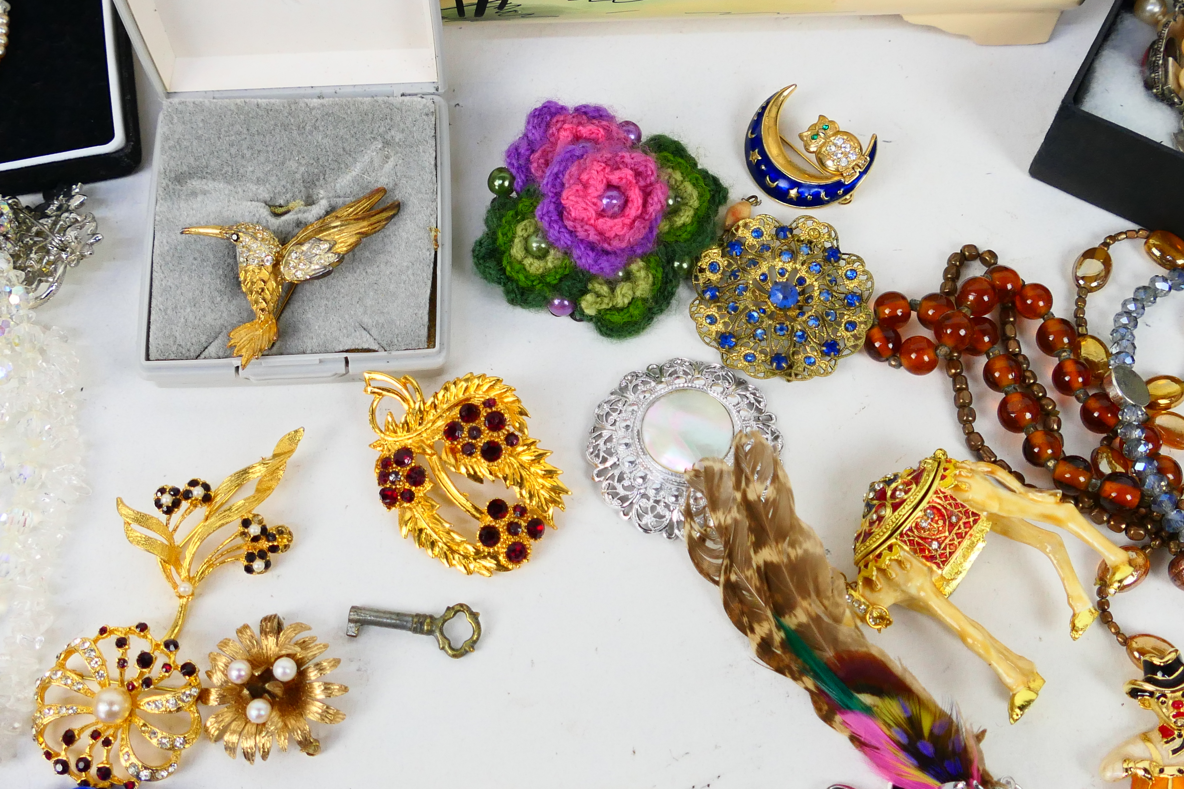 A collection of costume jewellery to include brooches, necklaces, bracelets, earrings and similar. - Image 3 of 7