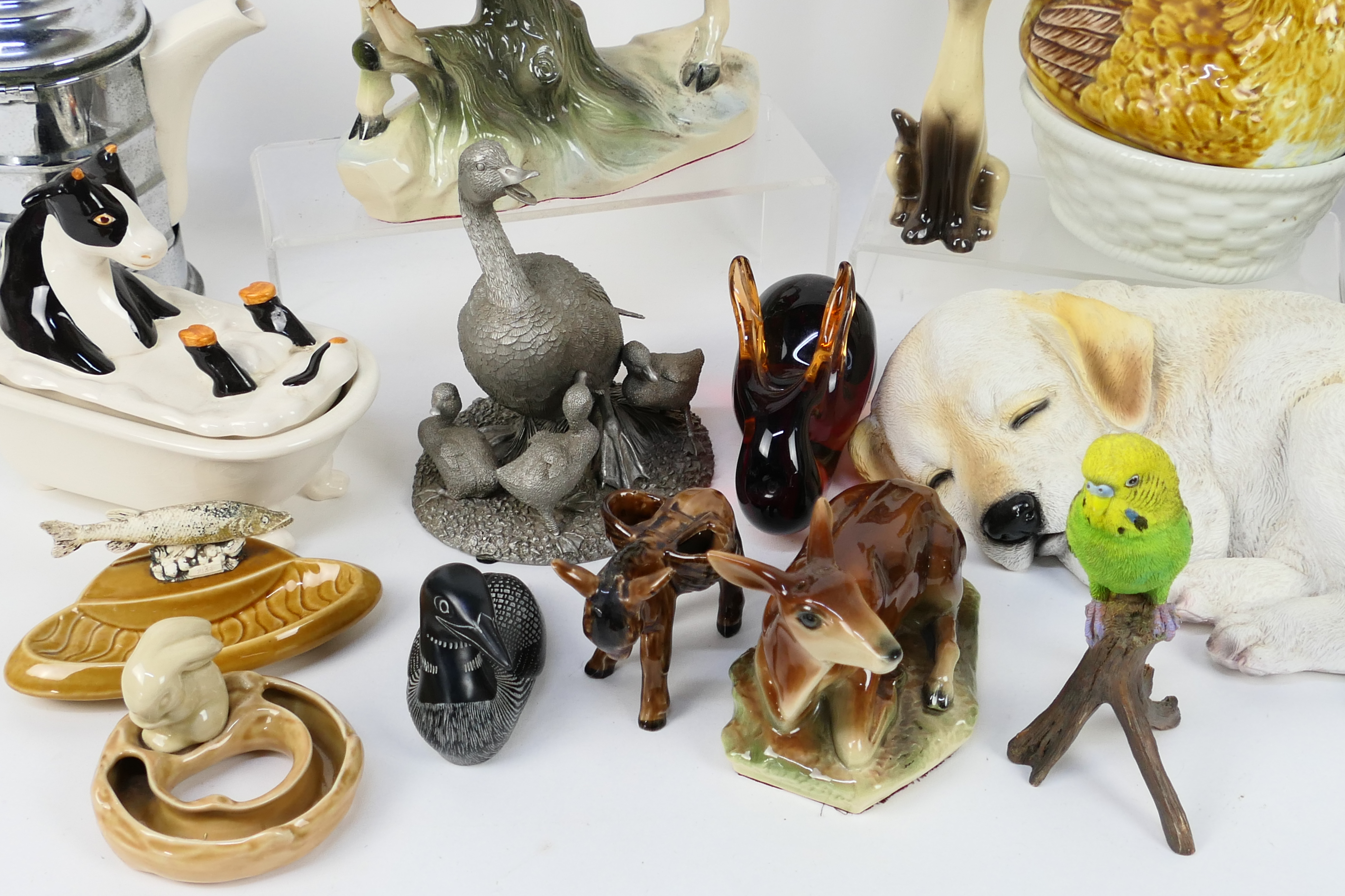 A collection of predominantly animal figures / groups to include a Franklin Mint pewter group - Image 3 of 4