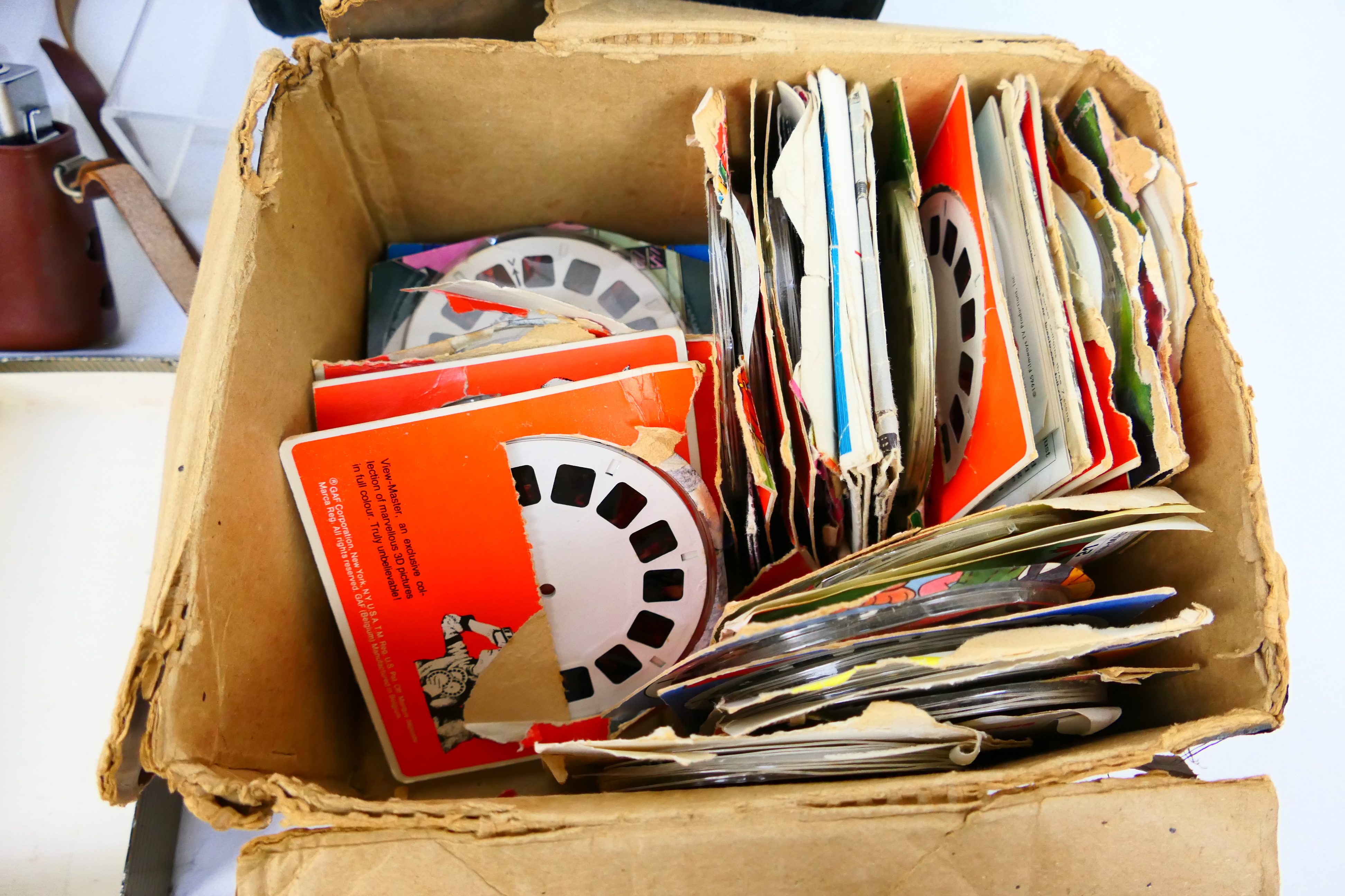 A vintage View-Master viewer contained in original box with a large quantity of discs, - Image 4 of 4