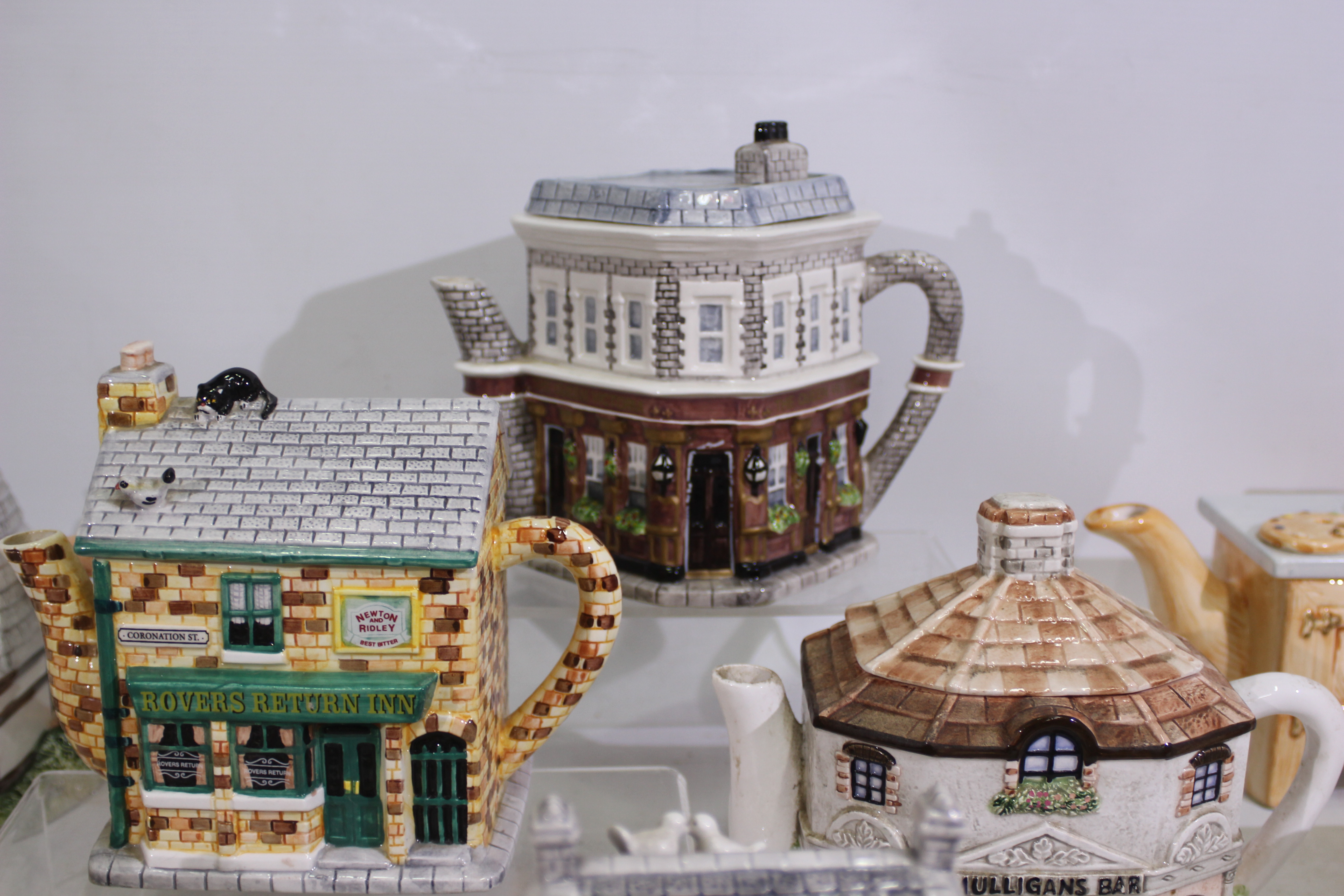 A collection of novelty teapots to include The Rovers Return, The Woolpack and The Queen Victoria, - Image 3 of 6