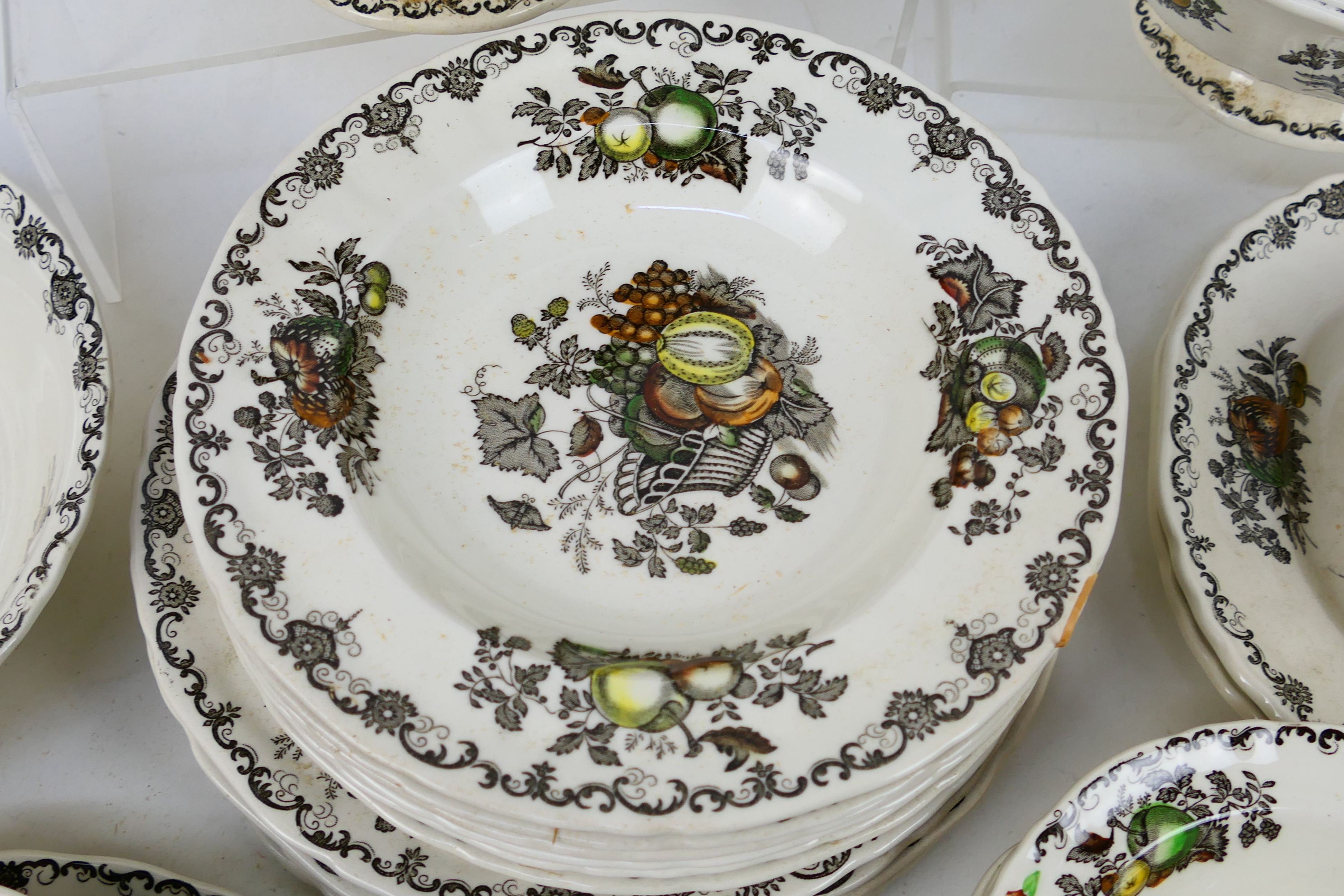 Masons Ironstone - A collection of dinner wares in the Fruit Basket pattern, 33 pieces total. - Image 3 of 4