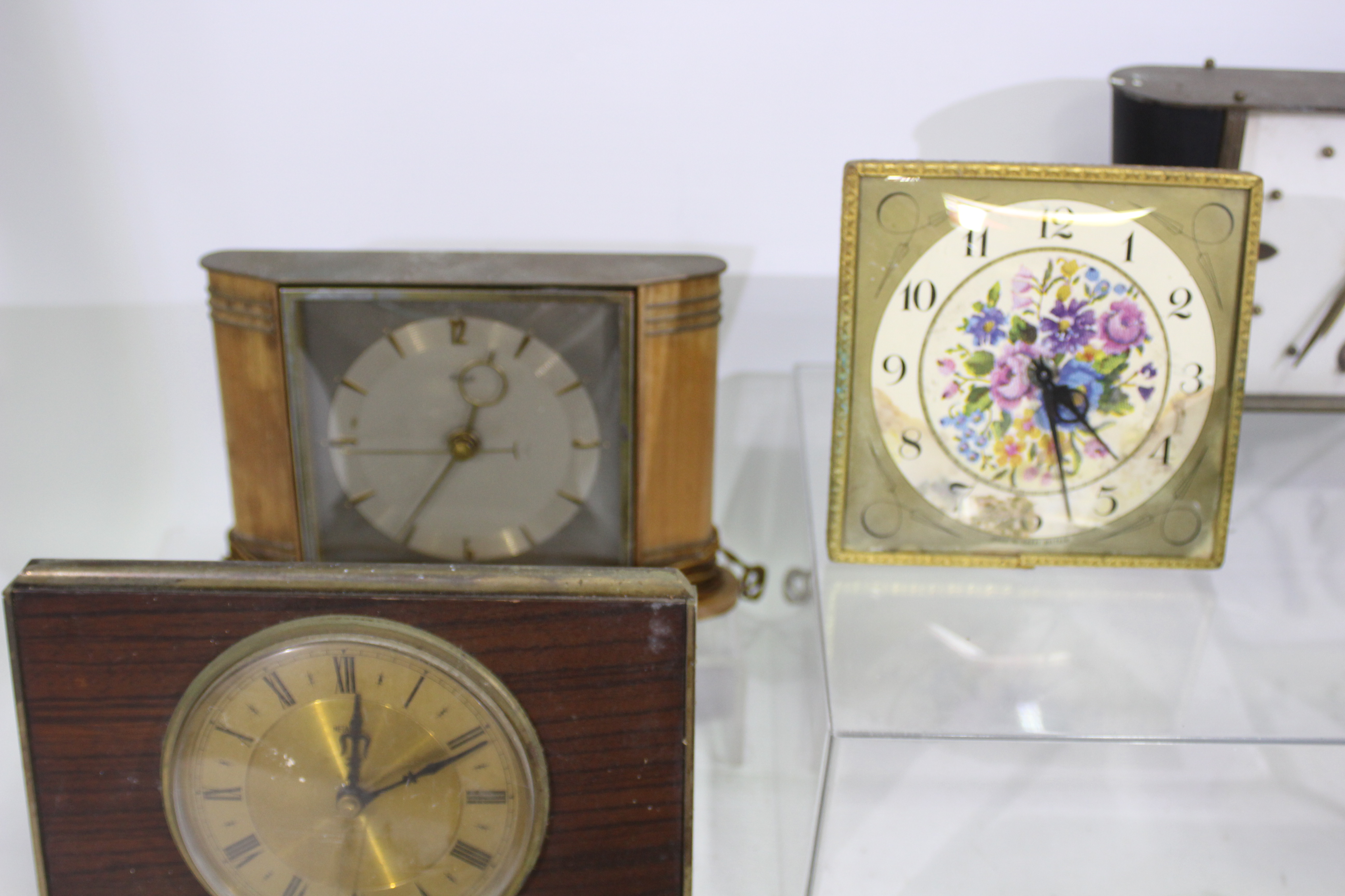 A quantity of vintage clocks to include Westclox, Bentima, Metamec and similar. - Image 5 of 10