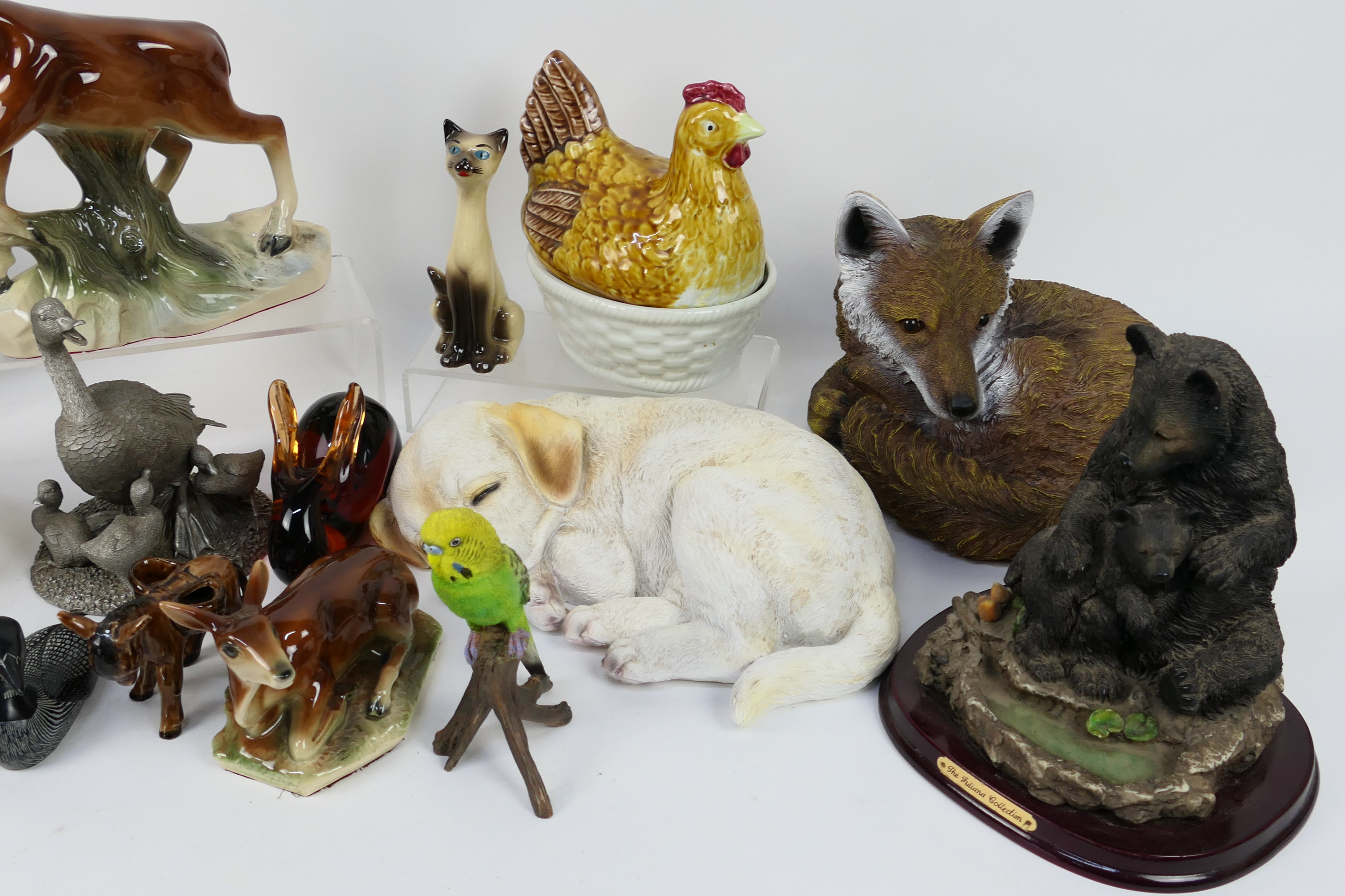 A collection of predominantly animal figures / groups to include a Franklin Mint pewter group - Image 4 of 4