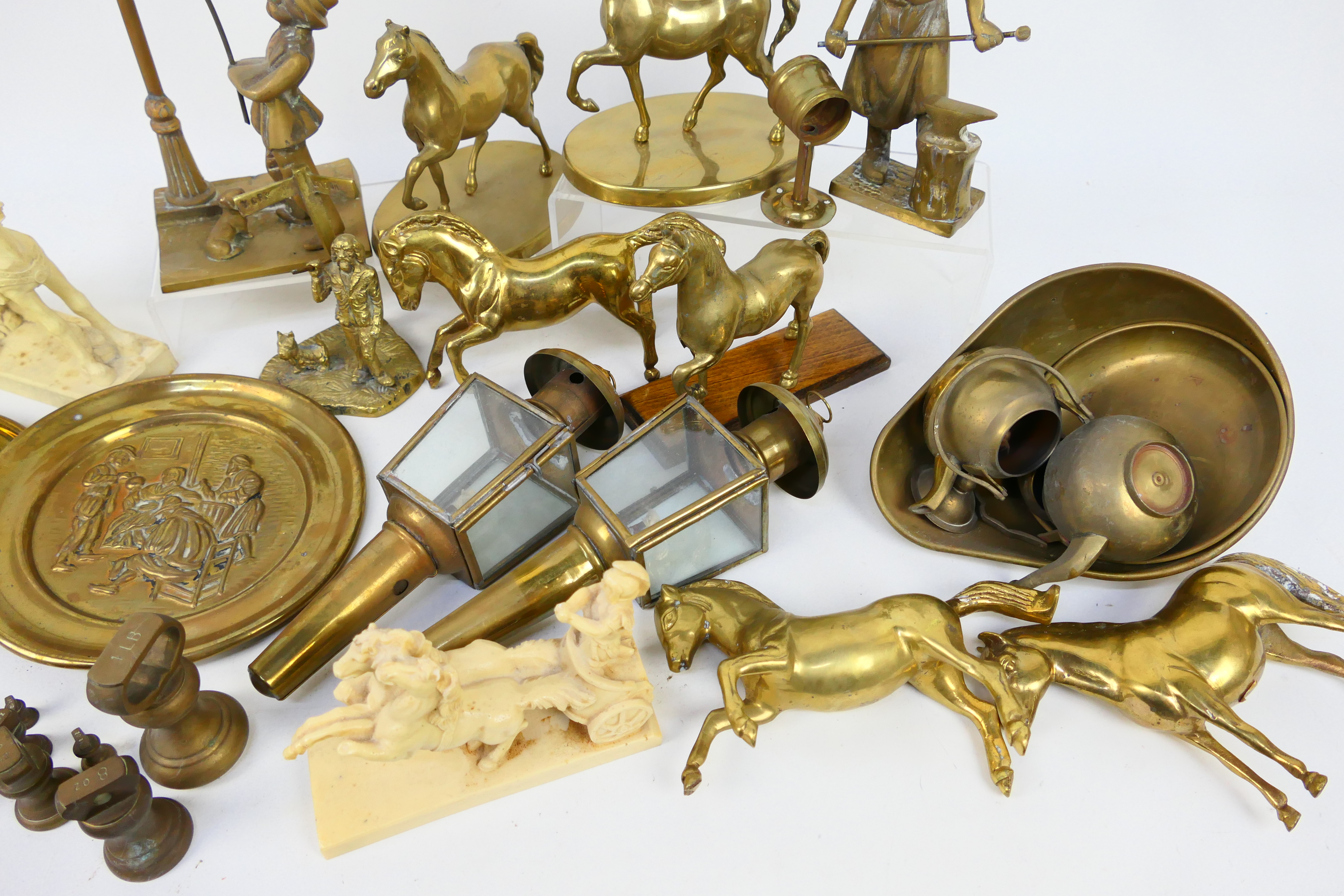 A quantity of brassware to include lanterns, ornaments and similar. - Image 4 of 4