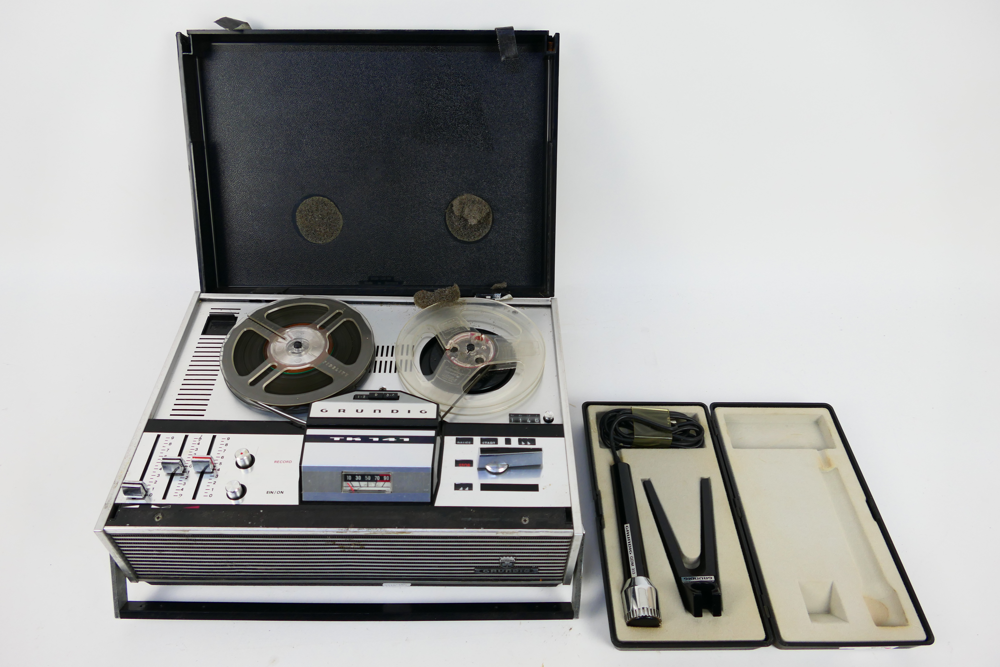 A vintage Grundig TK141 reel to reel with microphone.