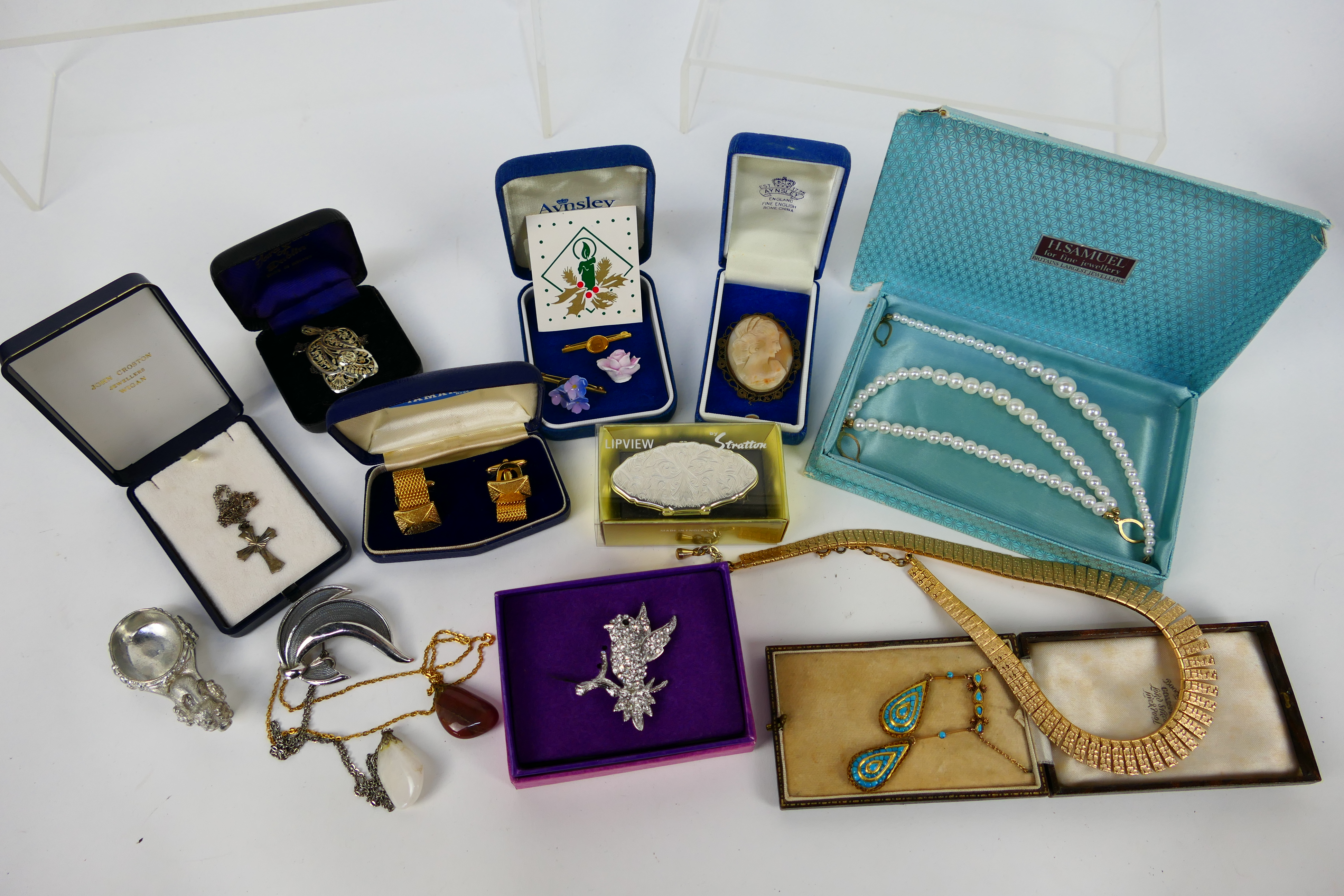 A quantity of costume jewellery including a necklace and turquoise set pendant,